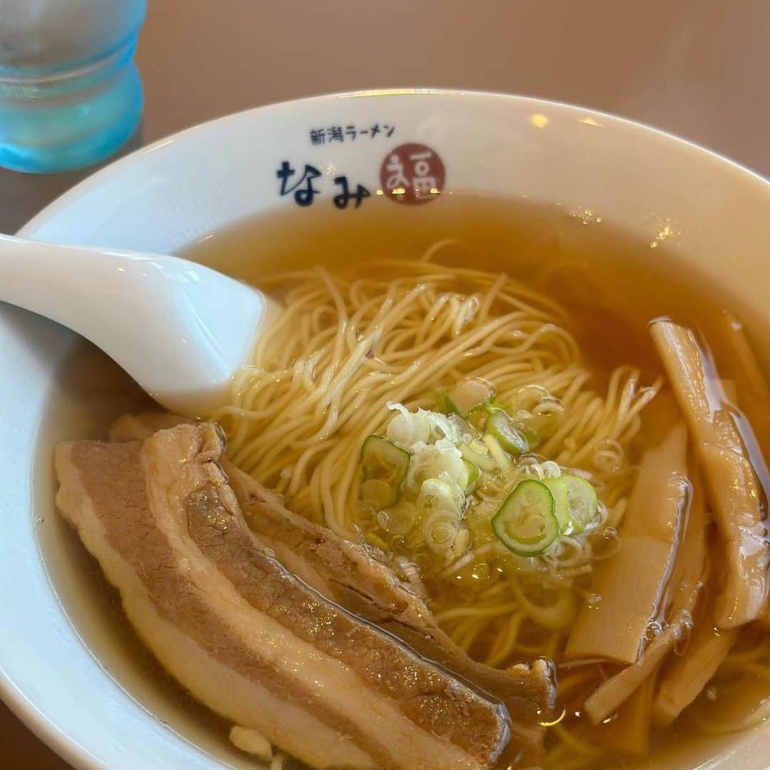 難波章浩さんのインスタグラム写真 - (難波章浩Instagram)「ひなんちゅ なみ福に来てくれて嬉しかったでーす🥰✨ #Repost @hinaofficial0313 with @use.repost ・・・ . ある日 おうちで食べてから あまりの透き通ったスープに感激して 『これは聖地巡礼をしなくては… 』 と思わずにいられなかった @niigatanamifuku のラーメン🍜 難波さん（　@akihironamba ）ありがとうございます🥹🙏 ハイスタTを着て伺いました🫡 全国発送できるみたいなので これはみんなに食べてもらいたい😍‼️ にぼしの澄んだあっさりスープ🐟 ビューも最高なのでまた必ず伺いたいです🌊✨ . おようふくの質問もあったので この日は ↓↓↓ Tシャツ:Hi-STANDARD 2018 AIRJAM Tshirt パンツ: @stellamccartney  バッグ: @hunterboots  . です🌿 . #新潟　#角田浜 #なみ福ラーメン」8月29日 11時16分 - akihironamba