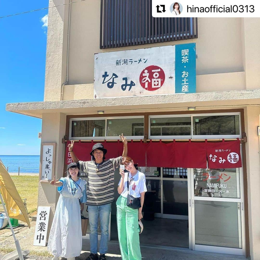 難波章浩のインスタグラム：「ひなんちゅ なみ福に来てくれて嬉しかったでーす🥰✨ #Repost @hinaofficial0313 with @use.repost ・・・ . ある日 おうちで食べてから あまりの透き通ったスープに感激して 『これは聖地巡礼をしなくては… 』 と思わずにいられなかった @niigatanamifuku のラーメン🍜 難波さん（　@akihironamba ）ありがとうございます🥹🙏 ハイスタTを着て伺いました🫡 全国発送できるみたいなので これはみんなに食べてもらいたい😍‼️ にぼしの澄んだあっさりスープ🐟 ビューも最高なのでまた必ず伺いたいです🌊✨ . おようふくの質問もあったので この日は ↓↓↓ Tシャツ:Hi-STANDARD 2018 AIRJAM Tshirt パンツ: @stellamccartney  バッグ: @hunterboots  . です🌿 . #新潟　#角田浜 #なみ福ラーメン」