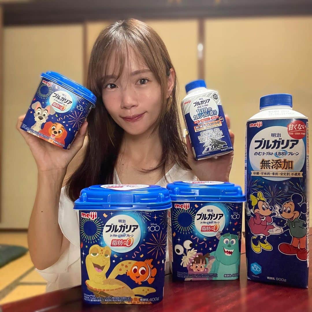 のインスタグラム：「🤍 明治ブルガリアヨーグルトが50周年を迎えることを記念してディズニーコラボを実施中🏰✨  4月にもこのコラボパッケージが可愛いと投稿しましたが今回第二弾が出ました〜🆕第二弾も可愛い !  ディズニーの色々なキャラクターたちがポップで可愛いデザインになっていて集めたくなっちゃう🥰  色んなスーパー、コンビニを巡って探しています👀  スターウォーズのデザインがなかなかなくて… ! 皆さんで見つけた方いらしたら教えてください✨見つけたら即買いだよ🚀  #明治 #明治ブルガリアヨーグルト #ヨーグルト #pr #ディズニー好き #ディズニーコラボ #推しのディズニーパッケージ #ディズニー」
