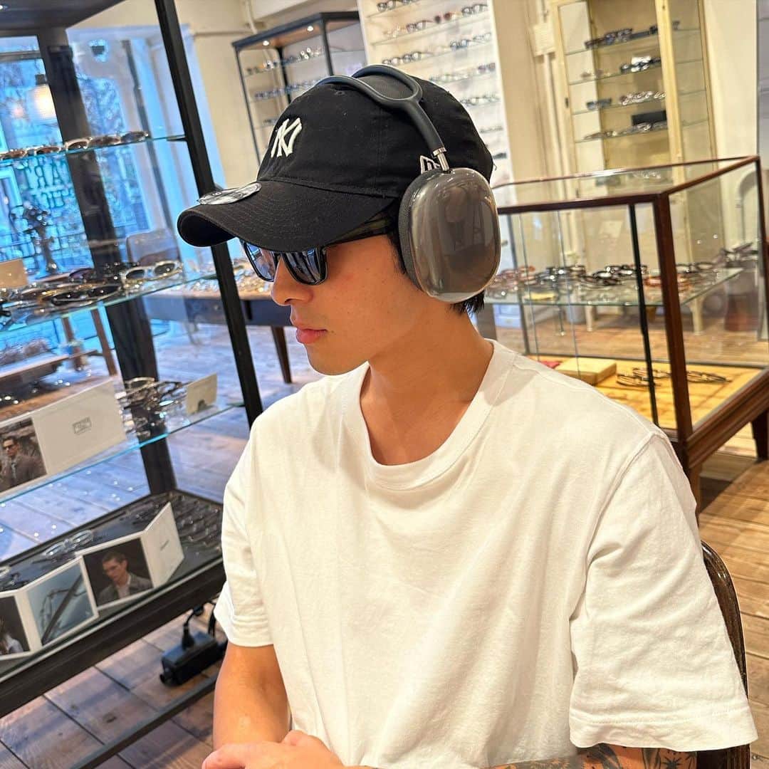 漆山葵さんのインスタグラム写真 - (漆山葵Instagram)「行きつけのメガネ屋さん🥸 今回はいつもと違ったサングラス購入🕶️」8月29日 11時19分 - a3r21n32