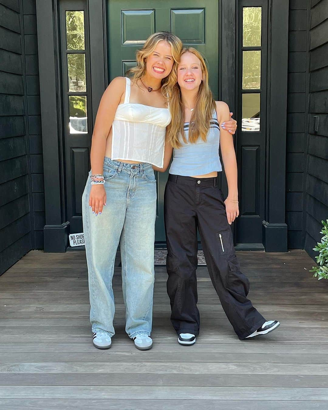 ジェシカ・アルバさんのインスタグラム写真 - (ジェシカ・アルバInstagram)「10th and 7th -where did the time go… (sigh 💔) my baby girls first day of school! #momlifeisthebestlife #summerisofficiallyover #firstdayofschool」8月29日 11時21分 - jessicaalba