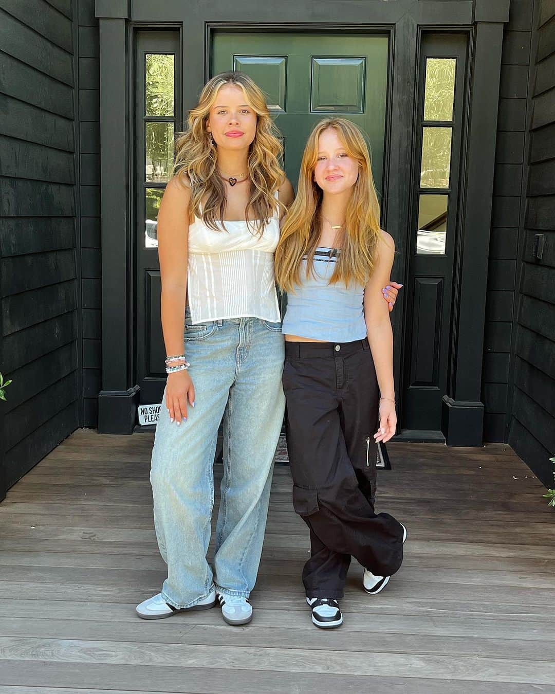 ジェシカ・アルバのインスタグラム：「10th and 7th -where did the time go… (sigh 💔) my baby girls first day of school! #momlifeisthebestlife #summerisofficiallyover #firstdayofschool」