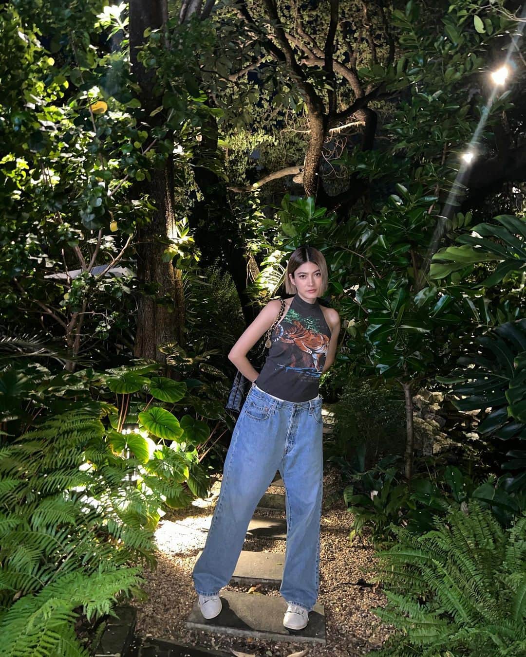 マギー・ラースリー・バーレンシエガーのインスタグラム：「หลงป่าไม่กลัว…กลัวเทอมาหลงเรา👻」