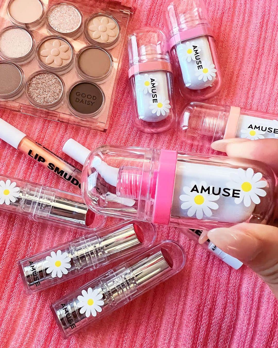 一木美里のインスタグラム：「𝐀𝐌𝐔𝐒𝐄 𝐱 𝐧𝐮𝐠𝐮 𝐱 𝐀𝐦𝐢💘💘💘  #AMUSE のDAISY LIMETED EDITIONが @nugu_beauty 先行でスペシャル価格で発売中🍑💕  うるつやになるジェルフィットティントはマストアイテムです💋  #nugu#amuse#アミューズ#リップティント#限定コスメ#韓国コスメ#チャンウォニョン」