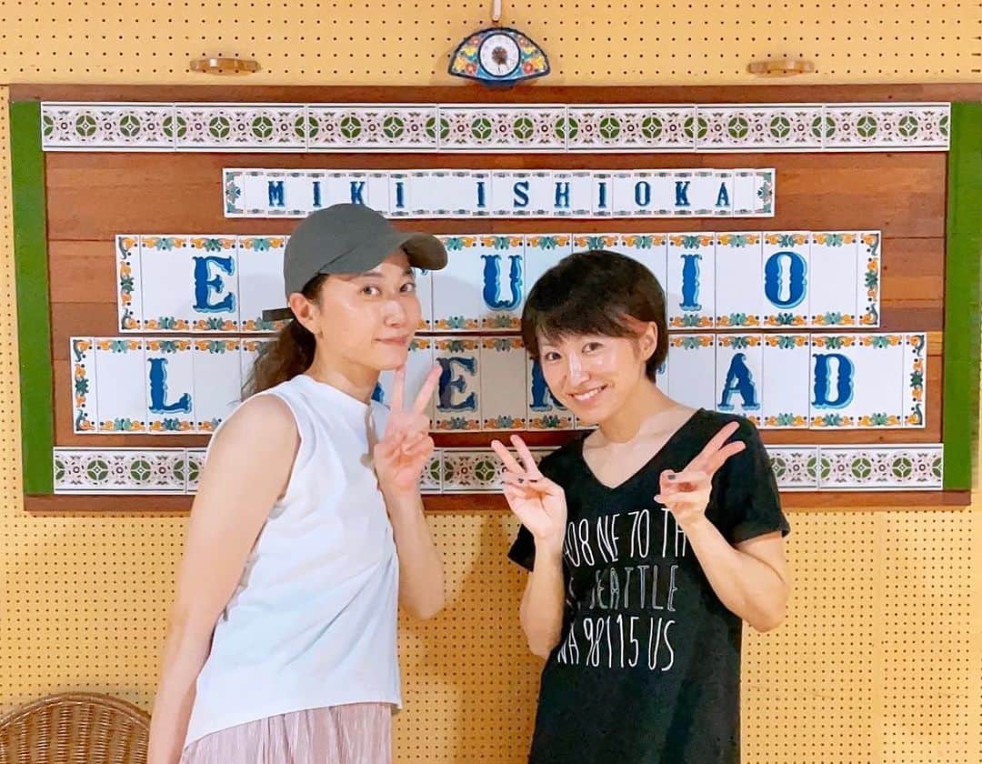天宮菜生さんのインスタグラム写真 - (天宮菜生Instagram)「. 今日明日バタバタなので、今のうちに♡♡ . 先日フラメンコレッスンに行ったら神園さやかさん(@sayaka.kamizono )にお会いしました☺️♡♡ . クラス違うので1度も一緒に受けたことは無かったのですが、 嬉しい☺️♡♡ . 私乗り換え失敗してちょっと遅れて到着して静かに入ったので10分くらいさやかさんだとは思っていなくてw 「なおさん!」と言ってもらって初めて気づくという笑 . 気づいたあとも2回くらい「さやかさんですよね?」と謎に確認w 寝ぼけすぎ🤣 . 近々で一緒にライブあったらこのこと絶対MCで話すのに!と思ったので書いておきます。。 . さぁ!今日も頑張ってきます😤! . そういえば同期とのライブの写真がいっぱい来て(次回アップしますね!)素敵なお写真ばかり....写真撮ってる同期を見つめる真剣な表情と爆笑のやつ、載せときます。何してたんでしょうねw . 最後になりますが、この日一緒にゲスト出演していたタラちゃんこと愛花ちさきちゃんのお母様のご冥福を心よりお祈りしています。 . 公式でも発表しておりましたが、大変ななか気丈に振る舞うたらちゃんに、色んなことを学んだ気がします。 . これからも同期がついてるからね。 . .  #フラメンコ  #神園さやか さん  #レッスン  #パリージョ  #オフショット . . . . .  #元宝塚歌劇団  #宝塚og  #天宮菜生  #シンガー  #リハビリメイクセラピスト」8月29日 11時44分 - naoamamiya_official