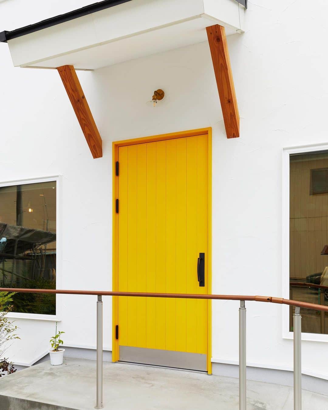 fukui-kensetsuさんのインスタグラム写真 - (fukui-kensetsuInstagram)「寒河江市「HairDESIGN LAG」さんの入口ドアです。  お店の良い目印になる製作したイエローのドアが、撮影の映えスポットにもなっています。  福を運ぶドアとして、末永く活躍してくれる事でしょう✨  @lag0630   #玄関ドア #黄色のドア #外壁塗壁 #製作ドア #ドア塗装 #店舗併用住宅 #美容室併用住宅 #自然塗料 #自然塗料リボス #自然素材の家 #自然素材の家づくり #マイホーム #寒河江市  +++--------------------+++  山形暮らしの家づくり  #福井建設#山形市#工務店#注文住宅#山形注文住宅#山形の工務店#山形住宅会社  山形の風土に合った注文住宅を建設しています。  ↓プロフィール↓ @fukui_kensetsu  ↓現場のことや日常をご紹介するアカウント↓ @fukui_kensetsu_pr  お問い合わせなど、お気軽にDMしてください♪ +++--------------------+++」8月29日 11時36分 - fukui_kensetsu