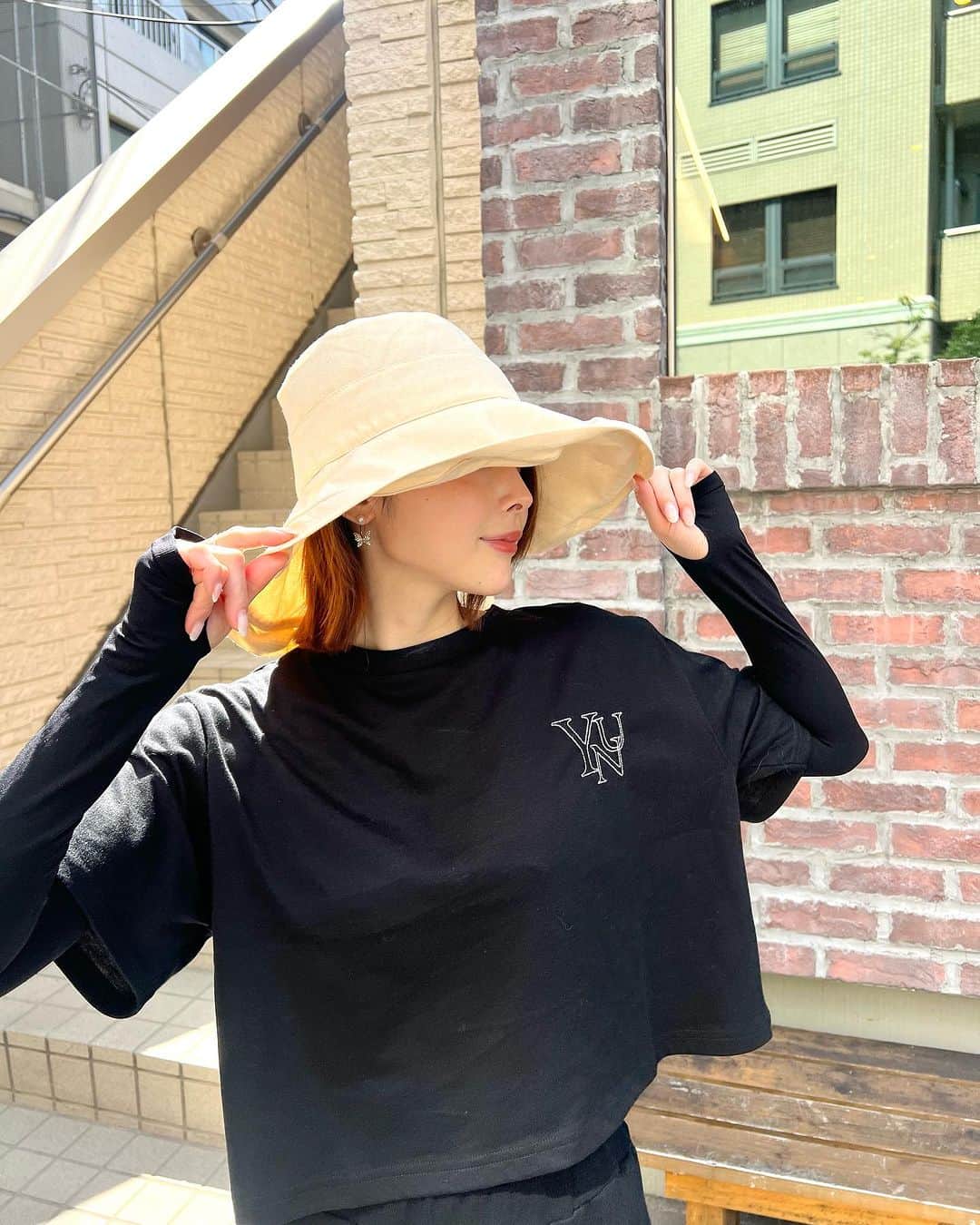 松田唯花さんのインスタグラム写真 - (松田唯花Instagram)「肌の透明感を維持したくて、シミやシワを作る原因になる紫外線は完全シャットアウト。  紫外線対策は万全に行なっています。  ☑全身に日焼け止めを塗る ☑遮光率100％の日傘をさす ☑UVカットの帽子をかぶる ☑アームカバーをつける ☑サプリメントを飲む  あとこの日はたまたまパンツだったので脚もしっかり防御！  それとこの前AmazonでUVカットパーカーを購入したのでそれもこれから仲間入りします😚  歳は重ねているのに年々肌の透明感は増している気がする。 「顔だけじゃなくて首とか腕まで白いですね〜！」って、アディクションのPRさんや、ピラティスの先生にも言っていただけた☺️✨✨  肌の透明感、何歳になっても維持します。（宣言）  裏アカ⇒ @yuika_matsuda_yuicos  鍵付き🔑この本アカウントをフォローいただいている女性のみ許可しています🙏 ----------------- 【サロンで診断、レッスンしています💄】 今まで男女あわせて1000人以上のお客様のキレイをサポートしてきました✨  ・メイクレッスン  ・16タイプパーソナルカラー診断 ・骨格診断 ・顔タイプ診断 ・小顔矯正 ・ハリウッドブロウリフト  たくさんのご予約ありがとうございます🙇🏻‍♀️ 9月のご予約枠は残りわずか。 10月以降のご予約も承っております✨  サロンの場所は外苑前です。  ご予約やお問い合わせは公式LINEまでお気軽に✉️ 1〜2日でお返事いたします。 ⇒@yuicos1231 (@も必須でID検索してください🌼)  -----------------  #紫外線対策 #美白ケア」8月29日 11時38分 - yuika_matsuda.official