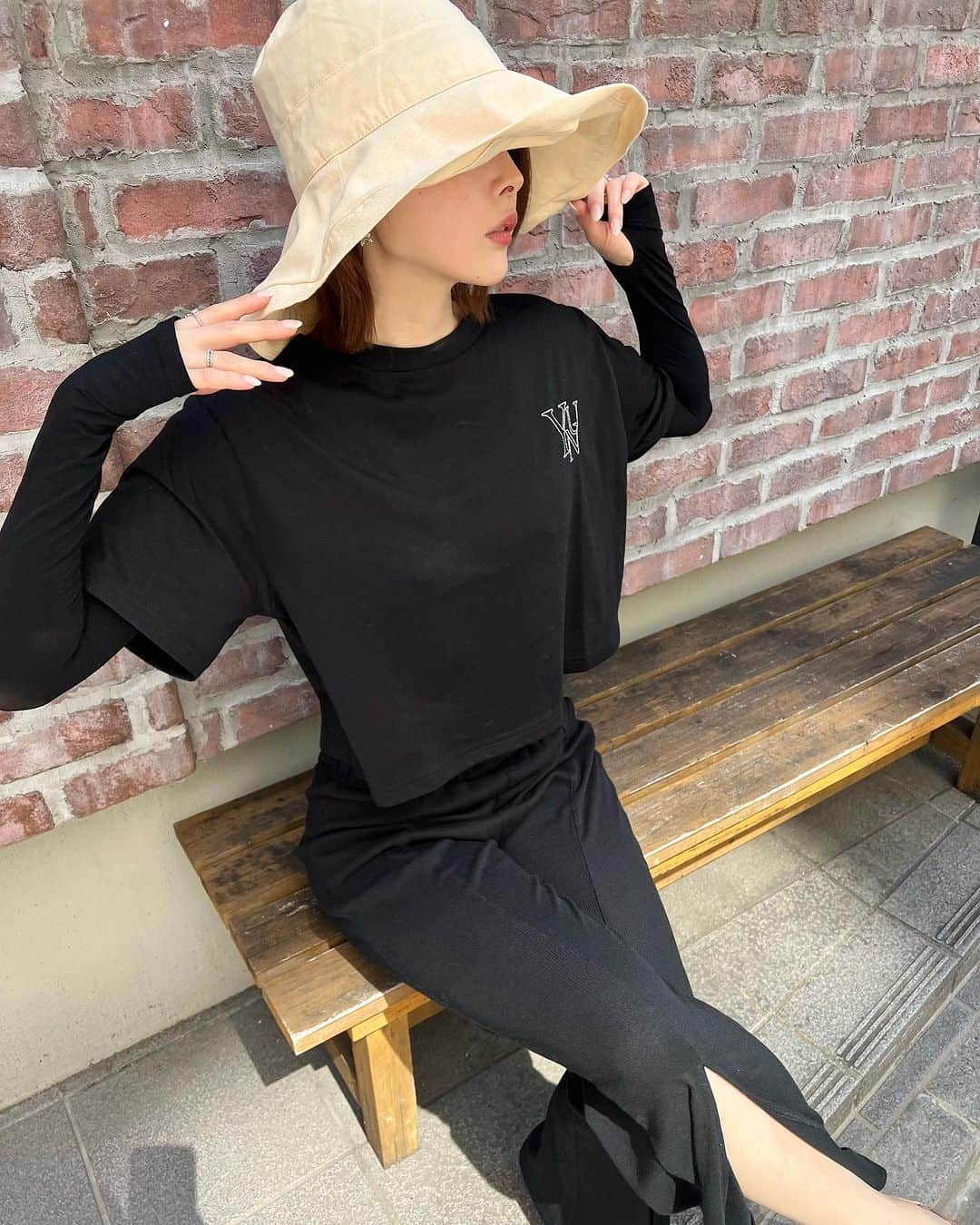 松田唯花のインスタグラム：「肌の透明感を維持したくて、シミやシワを作る原因になる紫外線は完全シャットアウト。  紫外線対策は万全に行なっています。  ☑全身に日焼け止めを塗る ☑遮光率100％の日傘をさす ☑UVカットの帽子をかぶる ☑アームカバーをつける ☑サプリメントを飲む  あとこの日はたまたまパンツだったので脚もしっかり防御！  それとこの前AmazonでUVカットパーカーを購入したのでそれもこれから仲間入りします😚  歳は重ねているのに年々肌の透明感は増している気がする。 「顔だけじゃなくて首とか腕まで白いですね〜！」って、アディクションのPRさんや、ピラティスの先生にも言っていただけた☺️✨✨  肌の透明感、何歳になっても維持します。（宣言）  裏アカ⇒ @yuika_matsuda_yuicos  鍵付き🔑この本アカウントをフォローいただいている女性のみ許可しています🙏 ----------------- 【サロンで診断、レッスンしています💄】 今まで男女あわせて1000人以上のお客様のキレイをサポートしてきました✨  ・メイクレッスン  ・16タイプパーソナルカラー診断 ・骨格診断 ・顔タイプ診断 ・小顔矯正 ・ハリウッドブロウリフト  たくさんのご予約ありがとうございます🙇🏻‍♀️ 9月のご予約枠は残りわずか。 10月以降のご予約も承っております✨  サロンの場所は外苑前です。  ご予約やお問い合わせは公式LINEまでお気軽に✉️ 1〜2日でお返事いたします。 ⇒@yuicos1231 (@も必須でID検索してください🌼)  -----------------  #紫外線対策 #美白ケア」