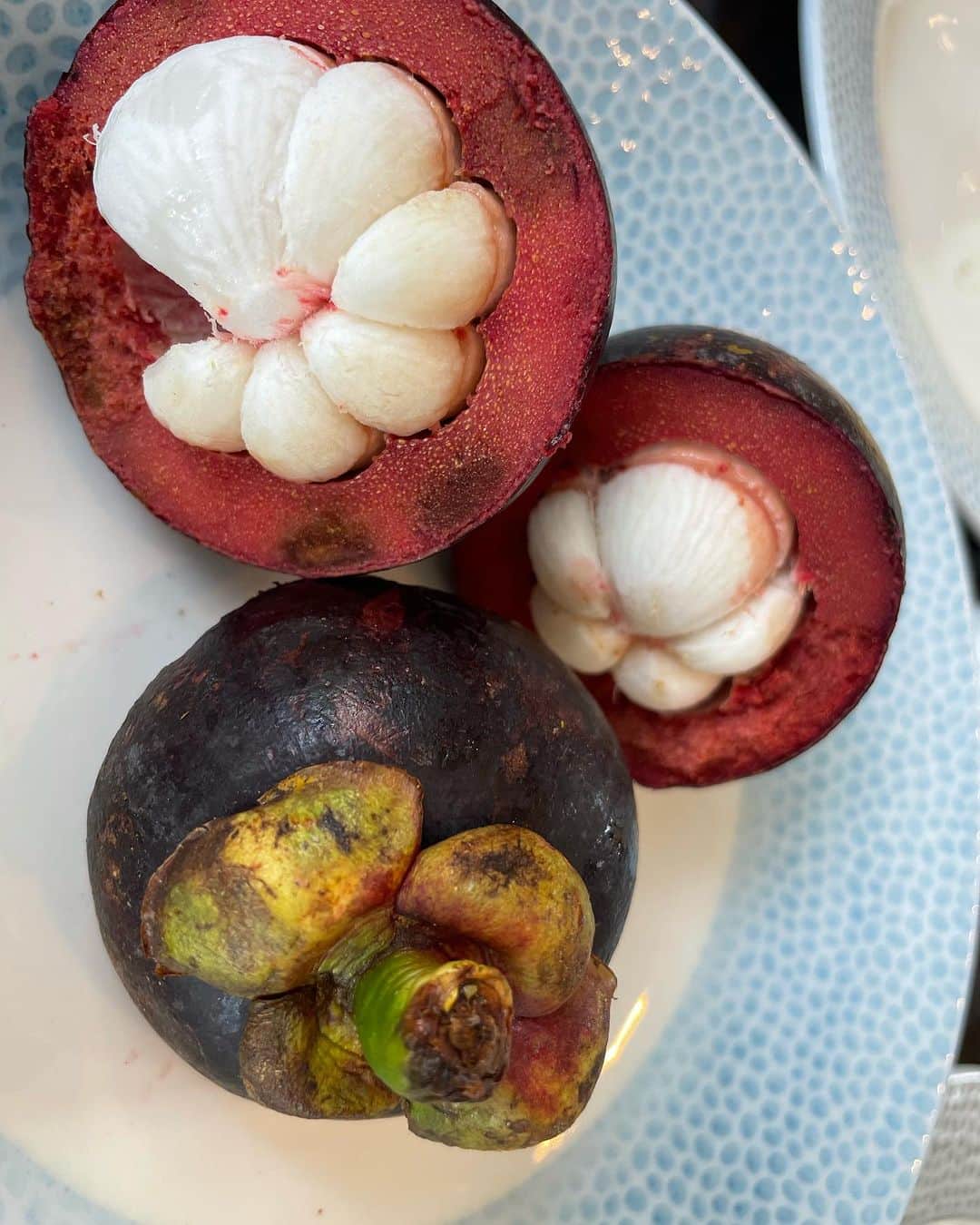 松山三四六さんのインスタグラム写真 - (松山三四六Instagram)「🍊  これは初めて😀  マンゴスチン。  見た目は🧄ニンニク なのに、 食べると甘酸っぱい😆  南国フルーツは とにかくカラフルだなぁ。  #マンゴスチン #南国フルーツ #南国グルメ」8月29日 11時39分 - sanshiroumatsuyama