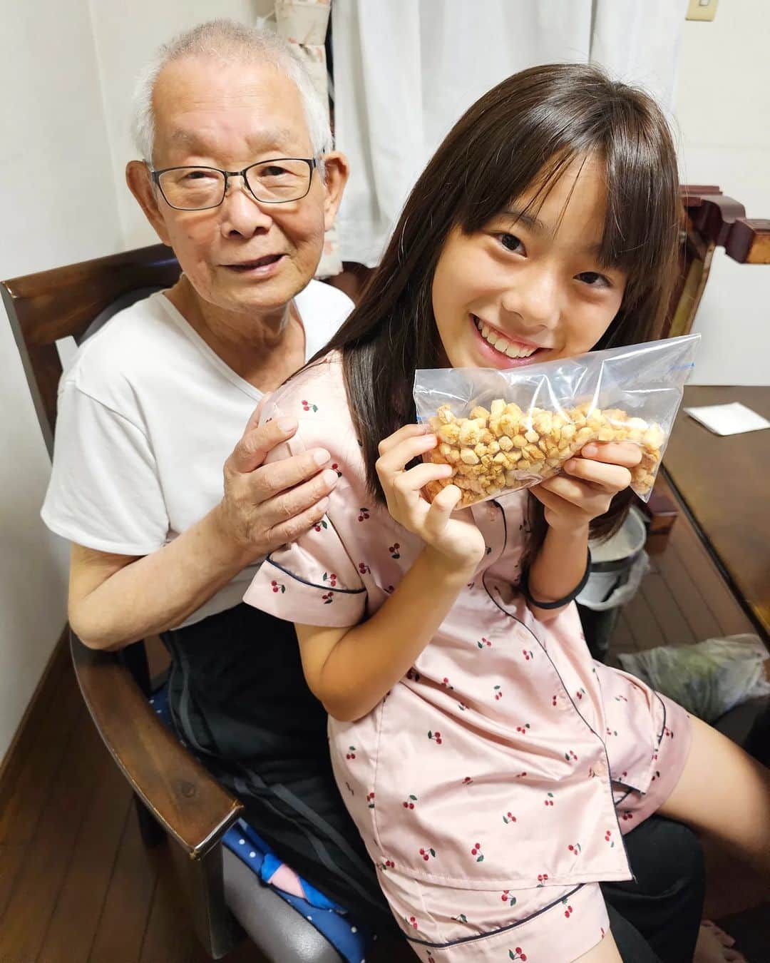 佐藤純のインスタグラム：「筑波山に行く日の朝。  朝から、じーじがあられを焼いてくれた。  お正月に家で作ったお餅を細かく切って乾燥させたものをトースターでじっくり焼いて、お醤油と味の素で作るあられ。  このあられが世界で一番美味しいのだ❤  中学生…今でもじーじの膝に乗る。  さすがに重いだろ💦  でも、嬉しいじーじ💕  #じーじ #じーじのあられ #世界一美味しい #孫 #おじいちゃん #あられ #ママ #ママモデル #モデル #mama #mamamodel #model」