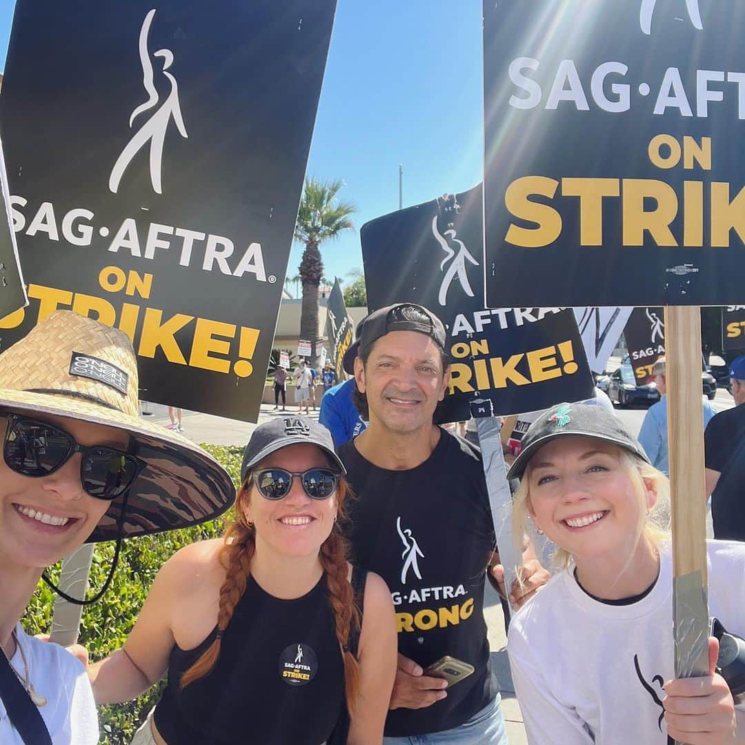 サラ・ウェイン・キャリーズのインスタグラム：「old & new friends on the line. #sagaftrastrong @sagaftra」