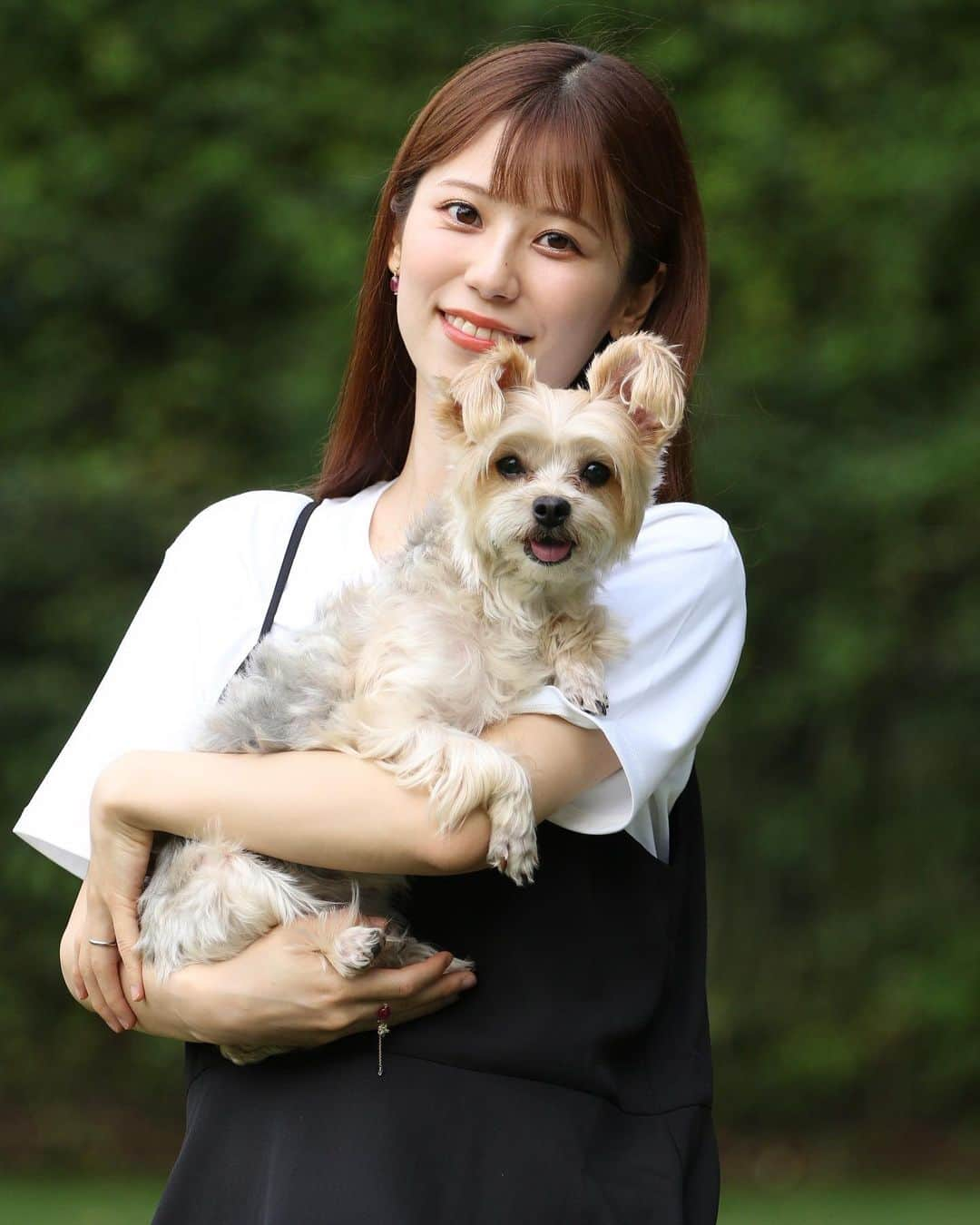 溝口恵のインスタグラム：「かわいいひじきと🐶 私もチャレンジしてみるけど失敗するひじきが走る写真… やはりプロが撮ると違うよなぁ。 2、3枚目かわいすぎて毎日見てしまう🥰  飛んでるよね〜 マントの絵描いたら似合いそうなお写真！  #ひじめぐ #愛犬 #dog #マルキー」