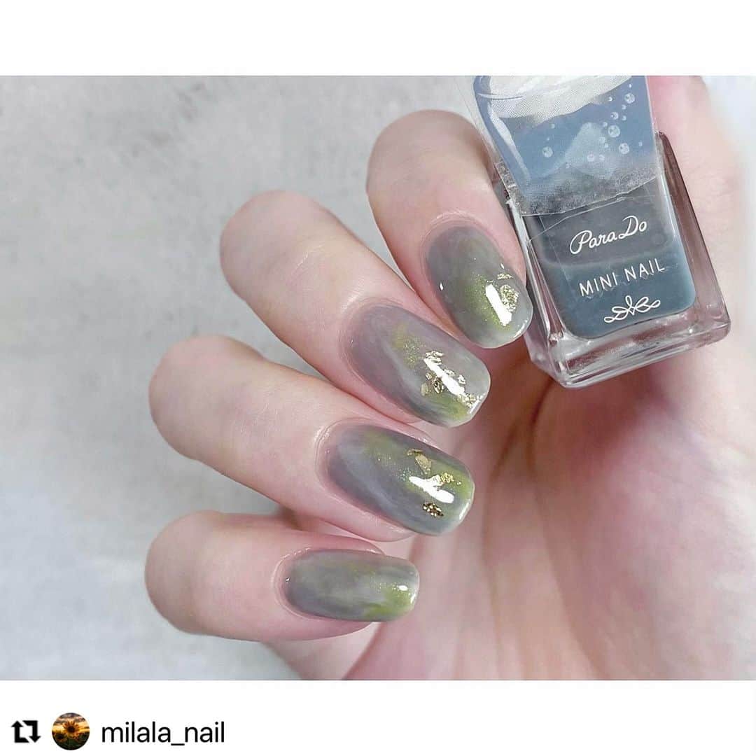 パラドゥ (ParaDo) ネイル部のインスタグラム：「パラドゥネイル部公式アンバサダー 6期生 @milala_nail  さんのミニネイル23SSカラーを使ったアレンジをご紹介💗  PL08アマオトソーダとGN04コモレビソーダを使用した奥行きのあるカラーが素敵です🥰 ワンポイントの指先の金箔がとっても上品です😌✨  .。.:*・゜＋.。.:*・゜＋.。.:*・゜＋.。  @milala_nail┈୨୧.｡ 星空ネイル🌠  パラドゥミニネイル アマオトソーダをメインに使った ニュアンスネイル🌟🫧  アマオトソーダの透明感のあるくすみブルーに コモレビソーダをアクセントっぽく使うのが とてもかわいいなーと思ってやってみました  グリーンパールが綺麗💫 ┈˳◌*  ✿ ParaDo ミニネイル 「Romantic Soda」 BL13 アオマトソーダ (ブルー系) GN04 コモレビソーダ (グリーン系) ✿ POMUM lyche  ✿ ParaDo ネイルファンデーション PK04 ヌードピンク ✿ ネイリスト クイッククリスタルコート  #ネイル#nails#美甲#セルフネイル#ポリッシュネイル #手元くら部 #セルフネイル部#ネイル好きな人と繋がりたい #セルフネイラーさんと繋がりたい#夏ネイル#ブルーネイル #パラドゥ#parado#パラドゥネイル部#RomanticSoda #ニュアンスネイル#星空ネイル#pomum」