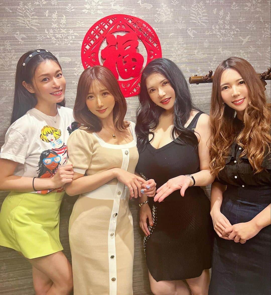 大槻ひびきのインスタグラム：「私達中華大好きすぎて 北京ダック食べに行ってきた☺️ この女子会定期開催したい🧡」