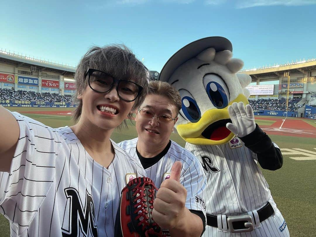 イニ（じん）のインスタグラム：「という事でサプライズで マリーンズの始球式に出て来ました⚾️ 小学生の頃からお父さんと一緒に通いまくってた 千葉マリンで始球式をさせて貰えるという事で 最高の親孝行をしてきました🐰⚾️ プロ野球選手にはなれなかったけど こう言った形でおとんと一緒に野球が出来て嬉しくて ちょっとだけ泣きそうになりましたちょっとだけねっ わいもストライク投げれたし、 おとんもしっかり取ってくれて良かった！！！」