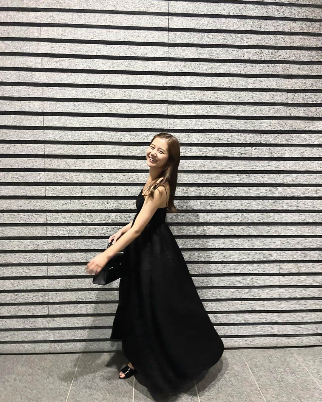 今井美桜のインスタグラム：「🖤 ブラックコーデな日🐦‍⬛ たまにしたくなるのよね〜  #acym #prada  #夏服 #ブラックコーデ」