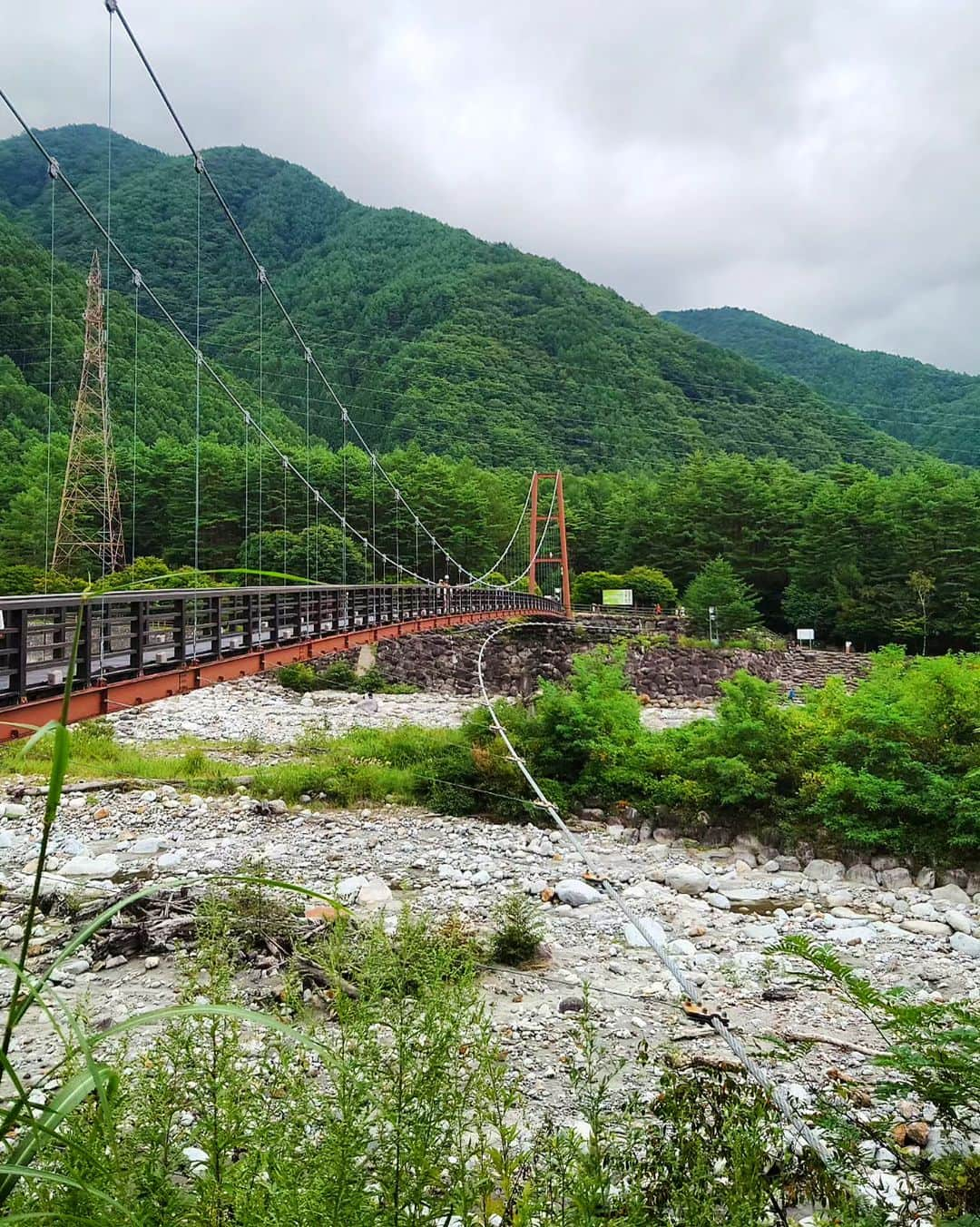 k30858mさんのインスタグラム写真 - (k30858mInstagram)「大好きな川🤎🤍⛰️🪨🪵🌲🌳🌿🏞️  #夏#夏休み#2023#2023夏休み#夏休みpic#帰省#大好きな場所#大好きな空#大好きな山#大好きな景色#大好きな香り#深呼吸#リセット#リフレッシュ#refresh#power#powercharge#安心する場所#田舎#地元#緑#green#山#森#長野#景色#実家#🌲#japan#記録」8月29日 22時54分 - k30858m