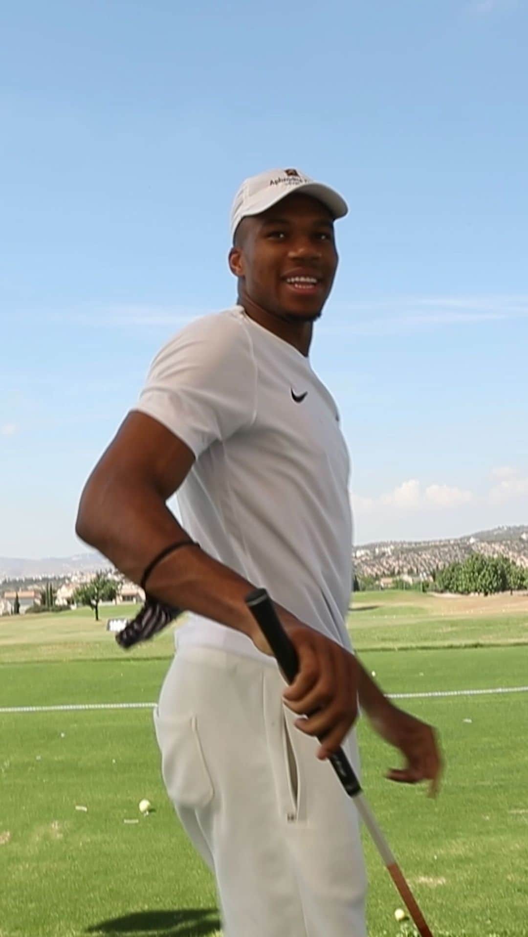 のインスタグラム：「We want to make golf our own and for everybody 💪🏾💪🏾🏌🏾‍♂️  @thanasis_ante43, @kostas__ante13, @alex_ante29 and I are excited to announce our involvement as investors in @wearelagc - Los Angeles Golf Club, the inaugural team of @tglgolf. We couldn’t be more excited to shape the future of this sport with @776fund @alexisohanian @serenawilliams @olympiaohanian and @venuswilliams.」