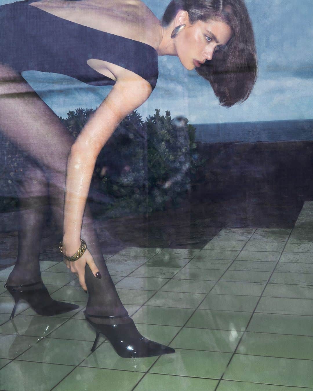 Sergio Rossiのインスタグラム：「No look is complete without the perfect finishing touch! Find it on sergiorossi.com  #SergioRossi」