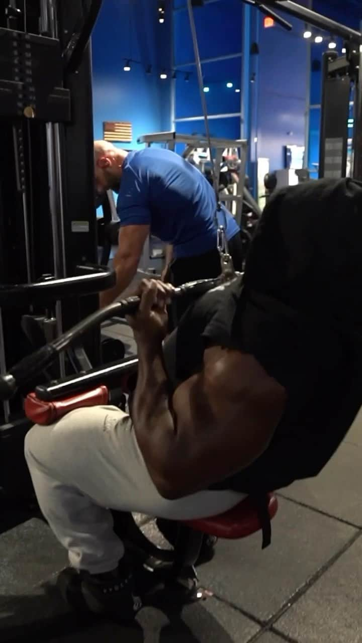 カイ・グリーンのインスタグラム：「BACK AT IT 💪🏾  Reverse pull downs are an essential tool in any back training arsenal. They help us isolate and target the lats, giving us that wide and powerful physique we’re after. But remember, it’s not just about the weight, it’s about the mind-muscle connection and the quality of the contraction you’re getting. Embrace the squeeze, focus on the stretch, and make those lats work for you! This is how it’s done at the highest state of readiness. Let’s Work!!! @redcon1 💪🏾  #KaiGreene #ThoughtsBecomeThings #Redcon1 #Reels #Fyp」