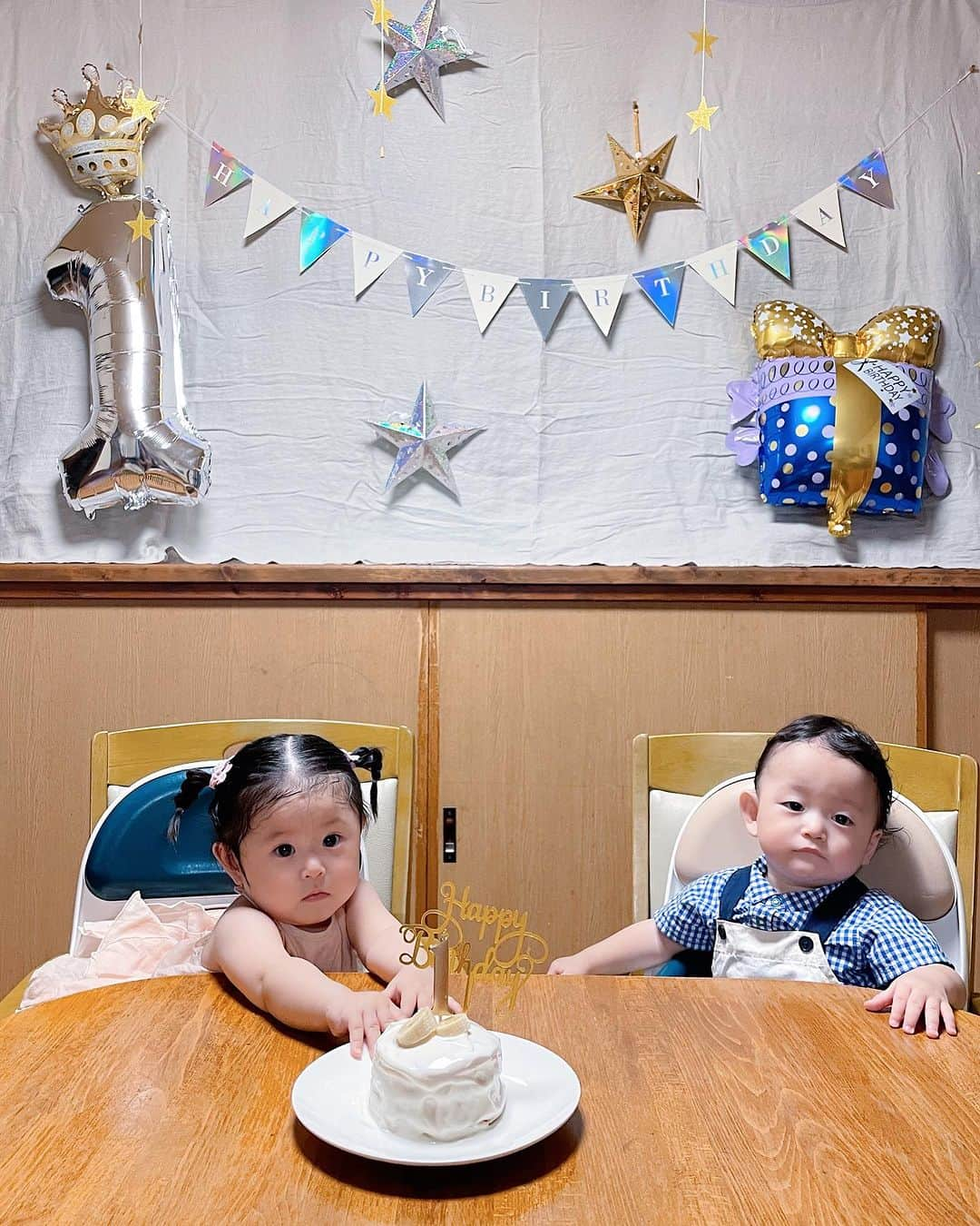 櫻井千尋さんのインスタグラム写真 - (櫻井千尋Instagram)「. 🩷Shino & Roku💚 2023/8.16 Happy birthday!   お誕生日 お め で と 〜!  大変さは増してるけど、 日々だいすきの方が増してます🫶🏻  しっかり親バカフィルターかかってて 可愛くてたまらんよ 笑  双子って似るのかなーって思ってたけど 今のところ 性格、行動 全てが真反対の2人で 毎日見てるのがおもしろいのよ🫰🏻  小さく産まれた2人だったから 最初は不安があったけど、 元気に成長してて嬉しい。  ありがとう！  これからも 楽しいことたくさん見つけて一緒に遊んでね？♡  #シノロク日記 #1歳誕生日 #1stbirthday #食いっぷりが良いこと😂」8月29日 21時22分 - chihirosakurai