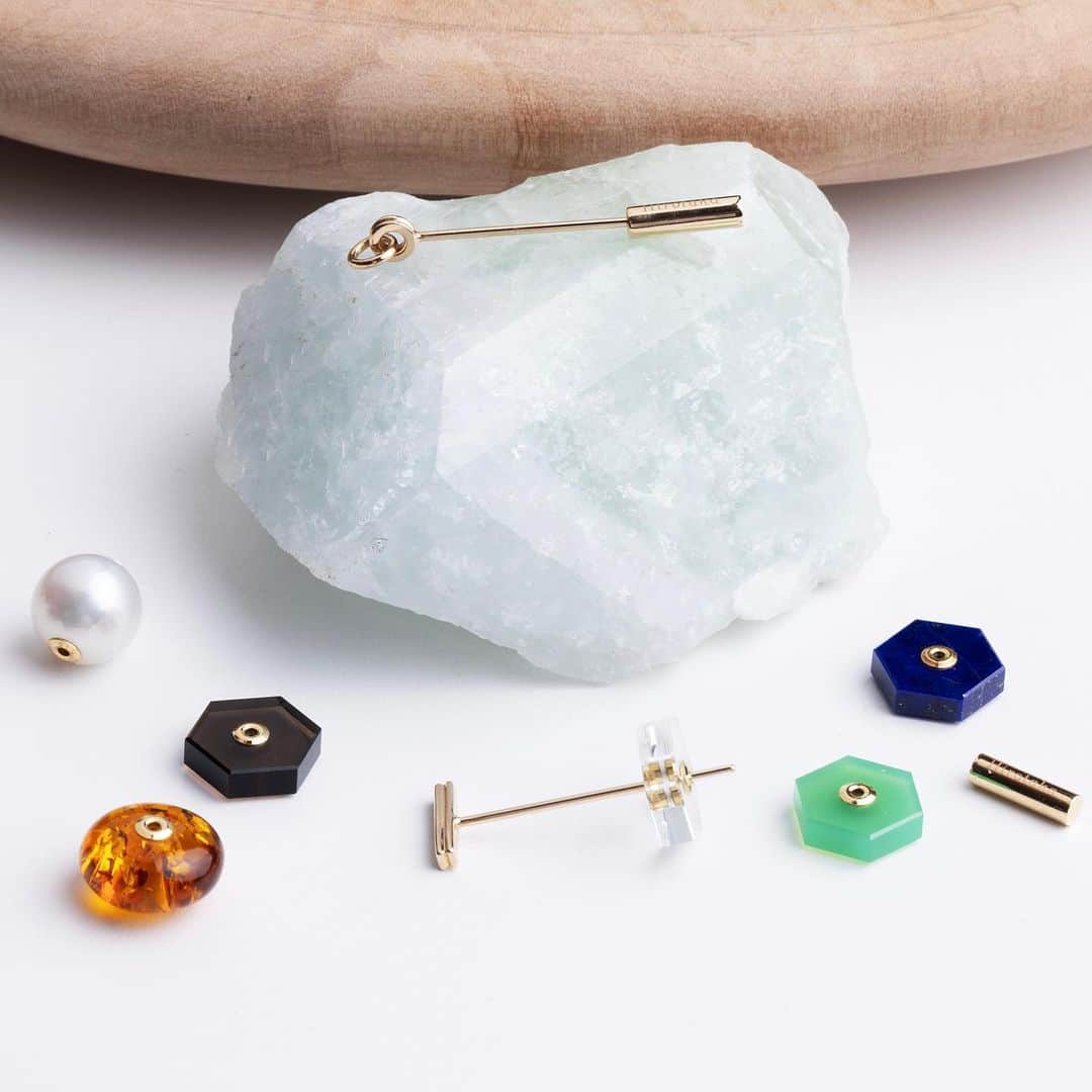 Hirotaka Jewelryのインスタグラム：「THE “SPEAR” EARRING, A STRIKING AND ARTISTIC PIECE THAT MAY BE PERSONALIZED WITH PEARLS, NATURAL STONES AND GOLD BEADS #hirotakajewelry」