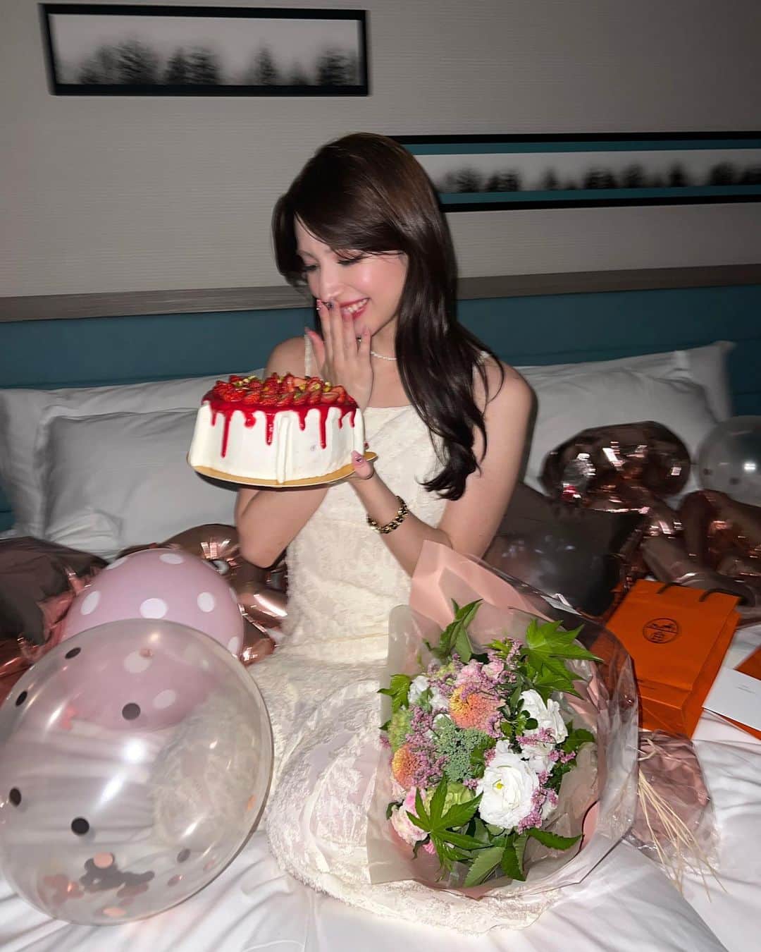 ホルトえみりのインスタグラム：「幸せすぎた日♡ 素敵な女性になれるように日々努力していきます…💐」