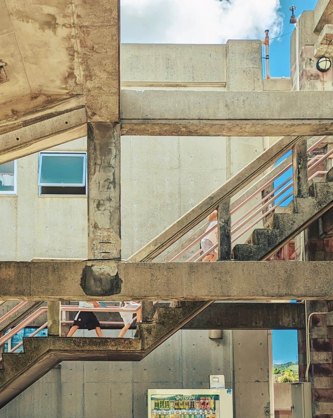 Yoshiko Kris-Webb クリス-ウェブ佳子さんのインスタグラム写真 - (Yoshiko Kris-Webb クリス-ウェブ佳子Instagram)「70年代の思想が詰め込まれた名建築 #名護市庁舎 鉄骨鉄筋コンクリート造りの3階建て1981年4月に完成 解体の危機」8月29日 21時26分 - tokyodame