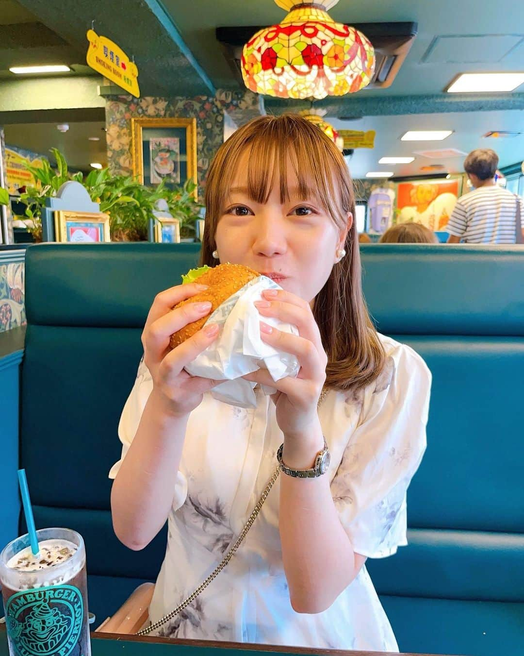 仮屋未来のインスタグラム：「⁡ 北海道のご当地ハンバーガー🍔 #ラッキーピエロ の チャイニーズチキンバーガー🤡  甘辛ダレのからあげとふわふわバンズが美味しかったです🥹💛  #北海道　#函館」