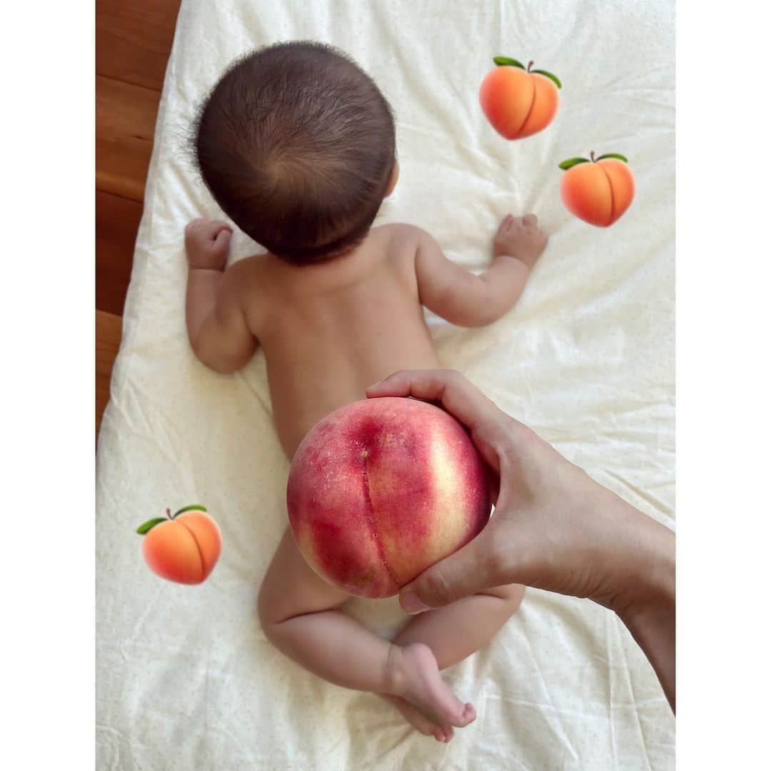 玉巻映美のインスタグラム：「. へへへ 桃尻🍑笑 桃をいただいたので、やってしまったよね🙈💗 されるがままのベビーなのでした。 #生後4ヶ月 #ベビーフルーツ #ベビーフルーツアート」