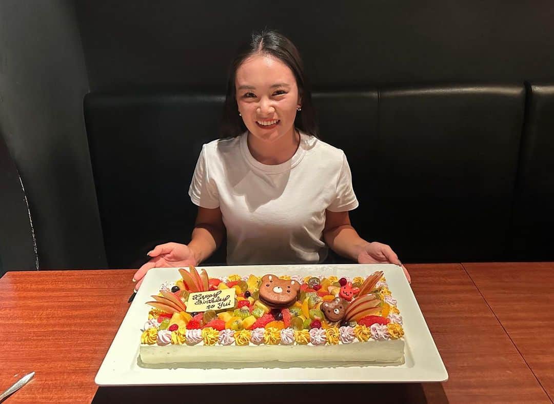 河本結のインスタグラム：「. 8月29日　25歳になりました🍾 . 家族に、 支えてくださっている方々に 心からの感謝です。 25歳、自分の決断に考えに、 確信もって生きていく。 . #トッキーさんケーキありがとうございます🎂 #乾杯のシャンパンで酔っ払い🥂 . #25歳 #じぶんじく」