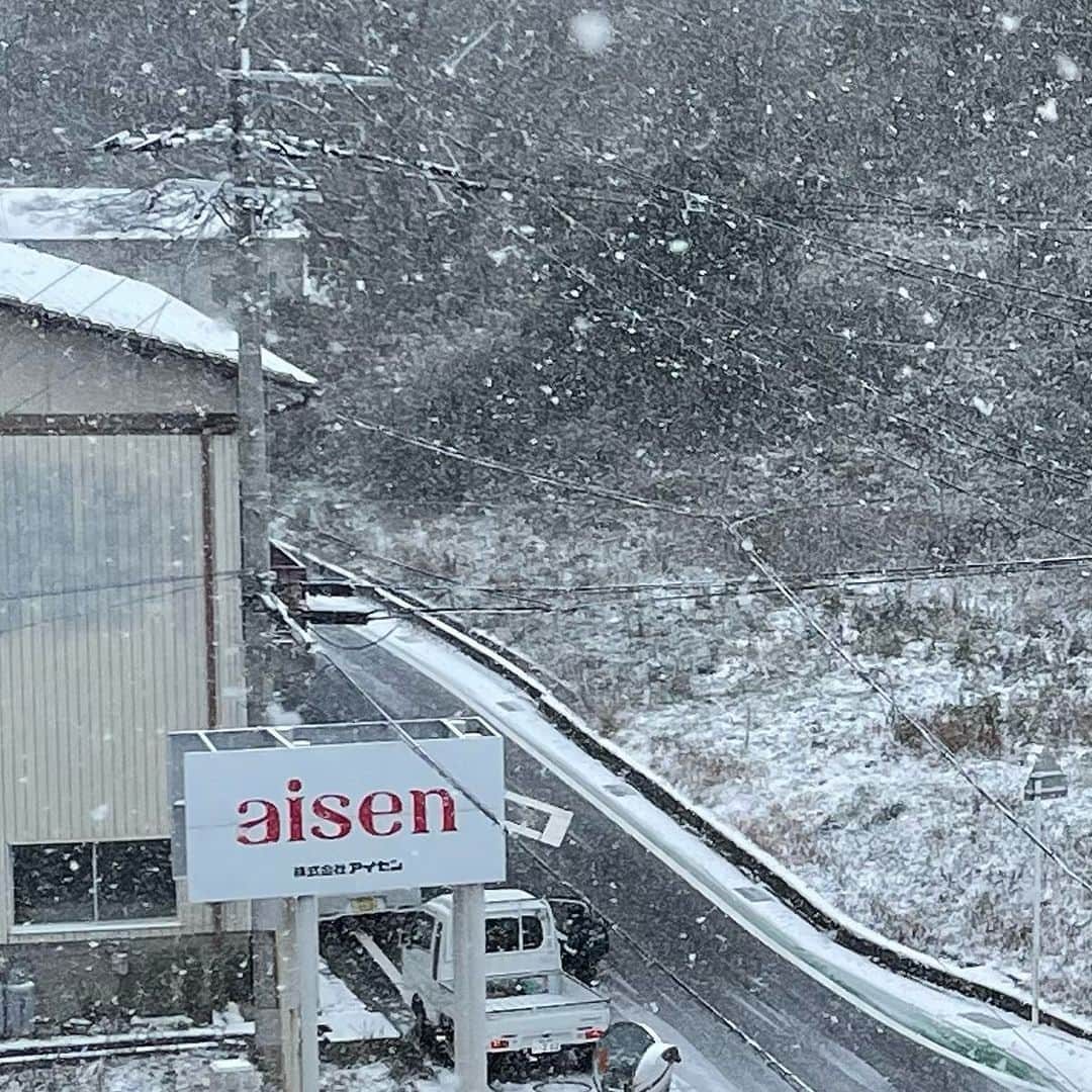 aisenさんのインスタグラム写真 - (aisenInstagram)「こんばんは🌕アイセン中の人です😃  お風呂掃除の黒カビ編…の前に今日はちょっとブレイクで私たちアイセンの会社のある和歌山と私たちの会社周りをちょっとご紹介✨  私たちアイセンの会社があるのは和歌山県海南市🍊和歌山市の南に位置する市で関西空港から南に40分ほど車で走ったところにあります🚗  ご存知の方もいらっしゃると思いますが、海南市は棕櫚という木を使った日用品産業が栄え、私たちのような日用品メーカーがたくさん❗️今でも国内の家庭用品の多くのシェアは海南市のメーカーが占めていると言っても過言ではありません✌️他にも気候を生かした紀州黒江塗り漆器などの伝統文化、他には鈴木性発祥の町やお菓子発祥の町など様々な文化のある町です✨  夏は暑く、冬は寒い四季を肌で感じられる自然環境の中、今は周りはお米の収穫間近で景色は黄金色に染まります🌾この時期になると、稲を刈り取った後の藁の匂いを感じられ、秋が近づいているなぁ、という気持ちになります😊  会社近くにはおこべさんの愛称で親しまれる宇賀部神社もあり、ご参拝に来られる方も多くいらっしゃいます⛩️  こんな風にたくさんの自然を五感で感じられる環境の中、私たちはものづくりを行なっています😊  今日はまだまだ暑い中ですが、ふと秋を感じた矢先に皆様に私たちの周りの環境を知ってもらいたいな❤️と思ってこんな投稿をさせていただきました😊  和歌山良いとこ一度は来てください😊その際はぜひ海南市も探索してみてください😄  #アイセン #aisen #和歌山 #海南市 #家庭用品 #日用品 #キッチンスポンジ #お皿洗い #風呂掃除 #お風呂掃除 #浴槽掃除  #トイレ掃除 #洗濯グッズ #暮らしを楽しむ #暮らしを整える #おうち時間 #家事楽 #時短家事 #楽しい掃除 #丁寧な暮らし #バススポンジ #便利グッズ #雑貨好きな人と繋がりたい #なんて素敵な和歌山なんでしょう #キレイを楽しむ #鈴木性発祥の地 #お菓子発祥の地 #黄金色に染まる街 #もうすぐ収穫 #秋が近い」8月29日 21時37分 - aisen_industrial