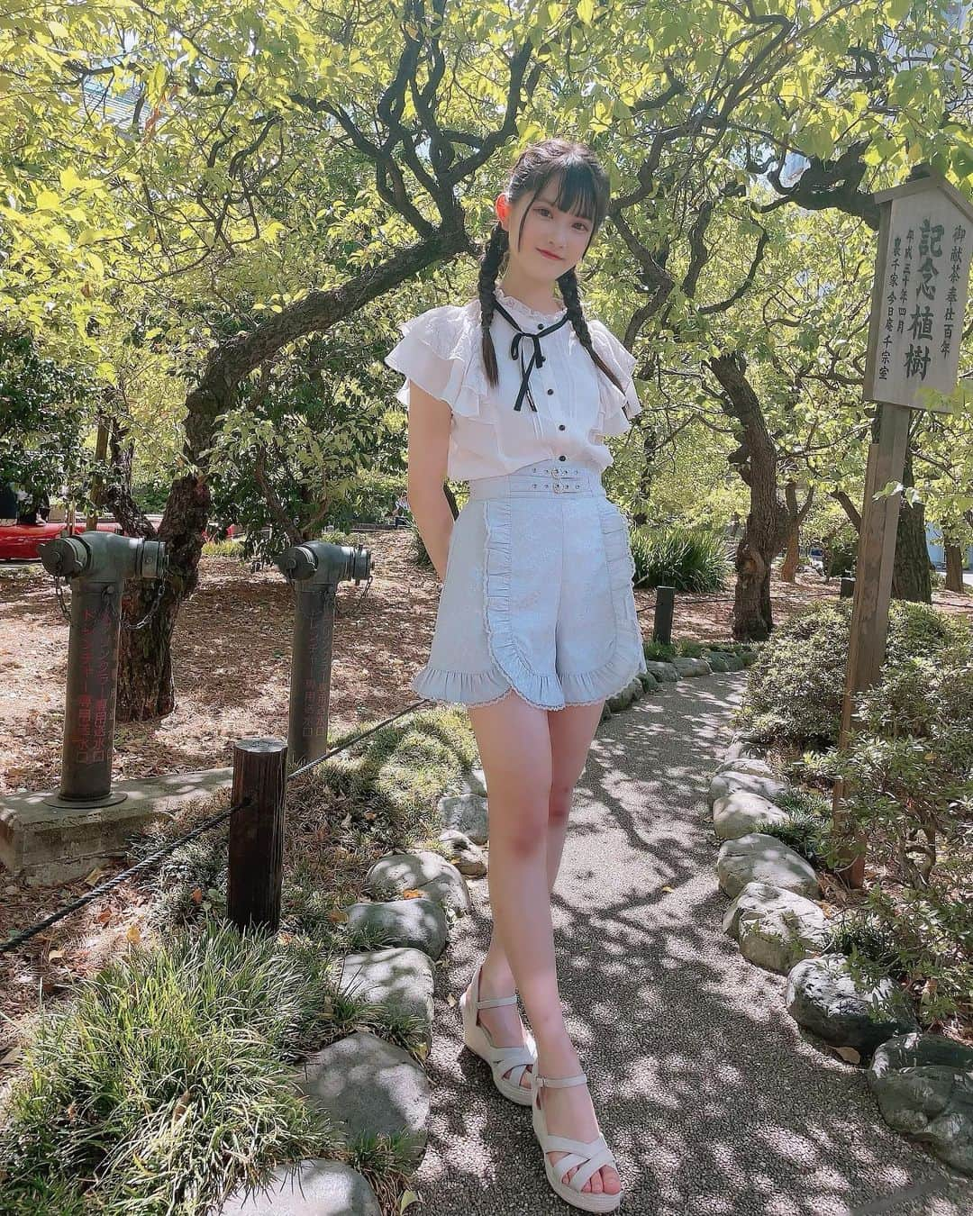 工藤咲姫のインスタグラム：「癒しの空間𓂃𓂂🍃  ショーパンとっても可愛くてお気に入り〜ちーちゃんからの🎁🩷   #マイナスイオンチャージ  #緑  #三つ編みツインテール  #清楚系  #ガーリー  #ショーパン女子  #honeycinnamon  #ちーちゃん  #いつもありがとうございます  #感謝  #fjk  #工藤咲姫」