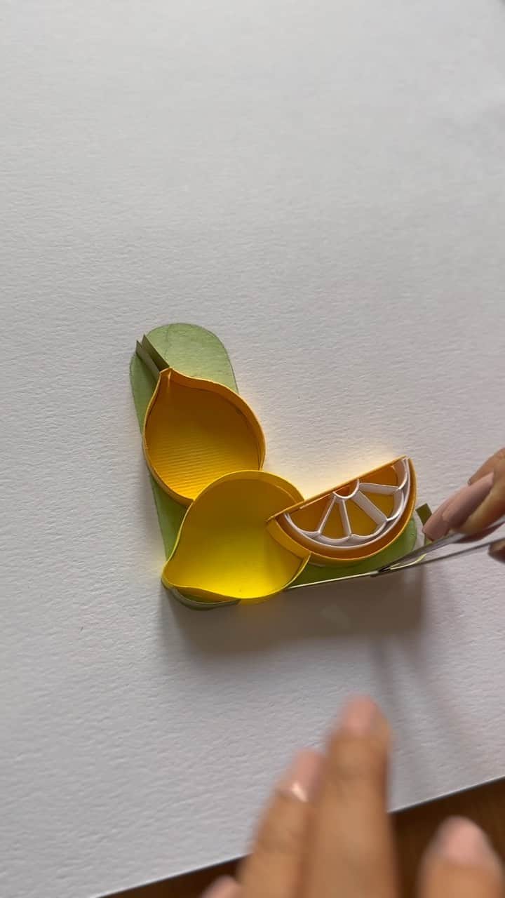 Sabeena Karnikのインスタグラム：「When life gives you lemons, make alphabet ‘L’ 🍋🍋」
