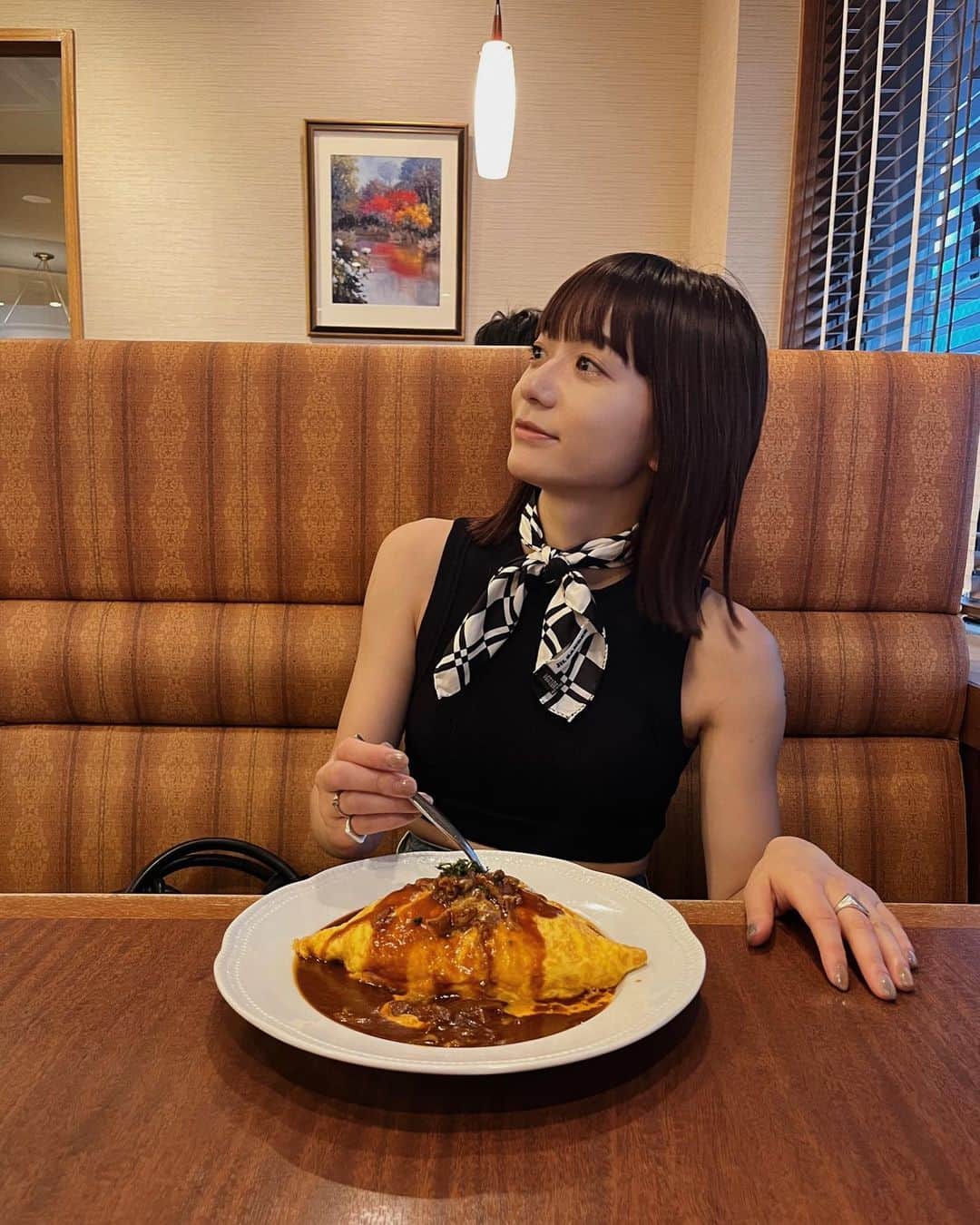 のインスタグラム：「ロイホ🍴 首に保冷剤スタイルが私の夏の定番ファッション」