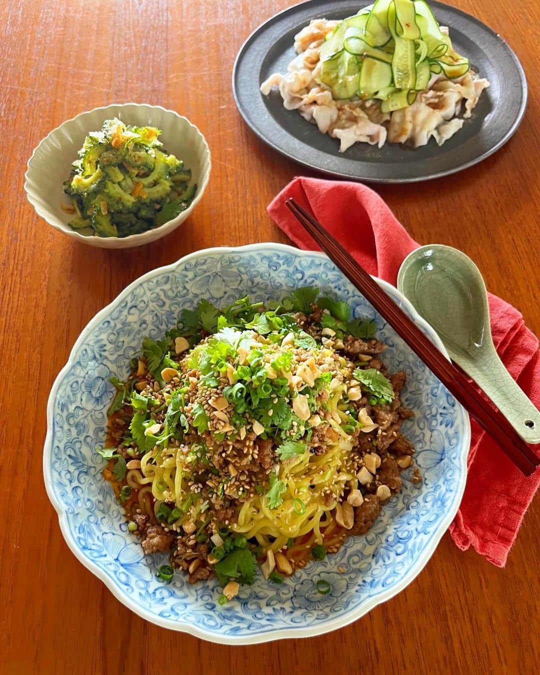 SHIORIのインスタグラム：「・・・  ＼＼只今35期生募集中👩‍🍳／／  今月のレッスンは夏の中華🇨🇳 『汁なし担々麺』と『雲白肉/ウンパイロウ』『ゴーヤの海老塩炒め』をご紹介しました👩‍🍳  坦々麺は汁なしだからとにかく手軽！花椒（中国山椒）の刺激がたまらないやみつき和え麺は、おうちで好みの辛さの本格味が楽しめます。  今回予想以上に大好評で嬉しかったのが雲白肉（ウンパイロウ）。材料はきゅうりと豚肉という潔さがポイント。しっとり茹で上げた豚ばら肉に、ひらひらにむいたピーラーきゅうり🥒  夏といえば"冷しゃぶ"も人気メニューですが、ポン酢やごまだれなどマンネリしがちですよね。五香粉が効いたたれをかければ一気に本格＆異国の味！食卓に新しい風が吹き、とにかくすぐ出来るのに満足感が高いと大好評。おもてなしにもおすすめです。シンプルながら"見た目の10倍！"おいしいウンパイロウでした✨  こちらはいつ入会しても、学べます！ 坦々麺好きのみなさん、ぜひこの機会にお試しください🌺  👩‍🍳只今36期生募集中🍳  @ateliershiori.online  は、好きな時に好きな場所から自分のペースで受講できるオンライン料理教室です。  定番料理のアップデートから、旬の素材を生かしたレシピ、世界の家庭料理など、様々なジャンルの料理が習得できます。メインレッスンの他に、おまけコンテンツ『SHIORIんちの食卓』ではより手軽なメニューもご紹介しています👩‍🍳  料理が苦手‥ 料理がつらい‥ 自信を持ちたい‥ 料理を楽しみたい‥ 大切な人を喜ばせたい‥ 暮らしを豊かにしたい‥  そんな方にこそ試してほしい。 行動こそが変化につながります。  もちろん、料理が大好きな方も大歓迎です❤️  既にたくさんの生徒さんがその変化の記録を残してくれているので  @ateliershiori.online のタグ付け投稿や #ateliershiorionline のハッシュタグ投稿をチェックしてみてくださいね🔍🔍🔍  入会金や手数料はありません。 1ヶ月からのお試しも可能なので、気になったらぜひ一歩踏み出してみてください🌈  過去レッスンは全てご視聴頂けます。  ________________  ⚠️お申込みは31日17時まで⚠️ プロフィールページのURLからお申し込みいただけます。その際、ご自身のユーザーネーム（ID）漏れが非常に多くなっておりますので焦らず、必要事項を全てご記入お願いいたします🙇‍♀️  #SHIORIレシピ #料理教室 #オンラインレッスン #食卓から暮らしを豊かに」