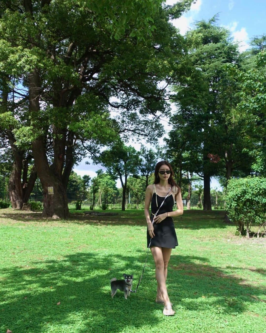 加治ひとみのインスタグラム：「カジュアルday🏷🌞  お散歩にもカフェにも行けちゃう 可愛いサンダルは夏のマストアイテム♡  - - 📲 #amazonfashion  #amazonで発見  #アマゾン #pr」