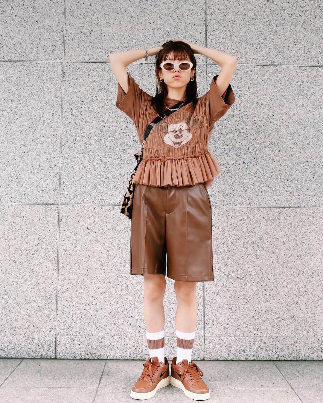 若槻千夏のインスタグラム：「秋冬は 大人ショートパンツが 流行るって書いてあったんだけど。  なんだろ。 私のサッカー少年感。」