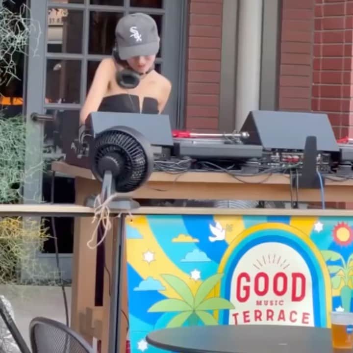 矢部ユウナのインスタグラム：「@bluenote_place 🎧⭐︎   音楽に包まれた空間~ 楽しいなあ〜気持ちいな〜て思いながらDJしてた☀︎ ファンの子も聞きにてくれて嬉しかったなあ！ みんなで音楽会しよ〜！イベントで遊ぼ〜！」