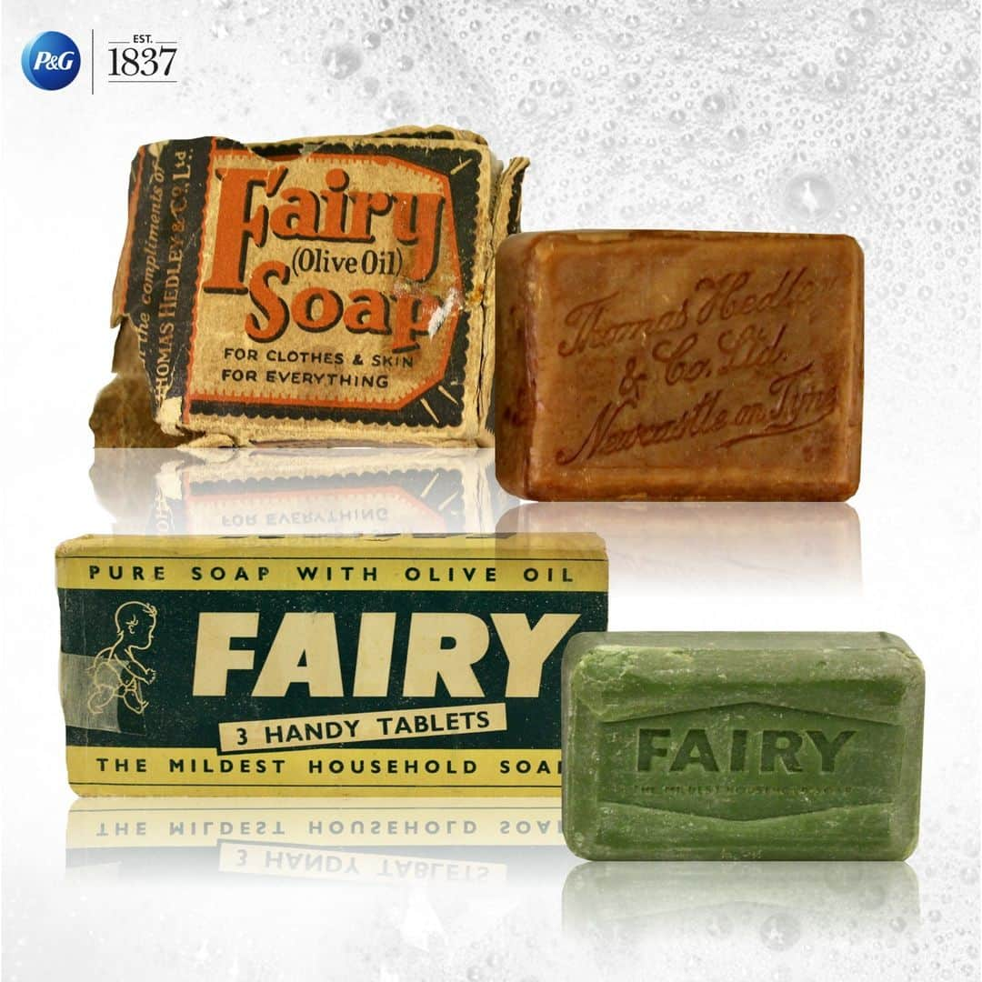 P&G（Procter & Gamble）のインスタグラム：「For 125 years, our Fairy brand has been keeping your dishes clean! 🧼🧽🍽️ #PGHeritage  Introduced in 1898, our Fairy soap was made with olive oil, and cleaned everything from your clothes to your skin. Here’s a few #throwbacks to those early bars!   Today, our Fairy Pure & Naturals line offers you the original cleaning power of Fairy for your dishes with 0% synthetic scents. The scented products are made from 100% natural scents, coming from Provence in France and Calabria in Italy. The formula is dermatologically approved by Skin Health Alliance. Made from 100% recycled plastic (excluding cap and label) and bottle is recyclable.   Learn more about the history of our brands in the link in bio.👆」