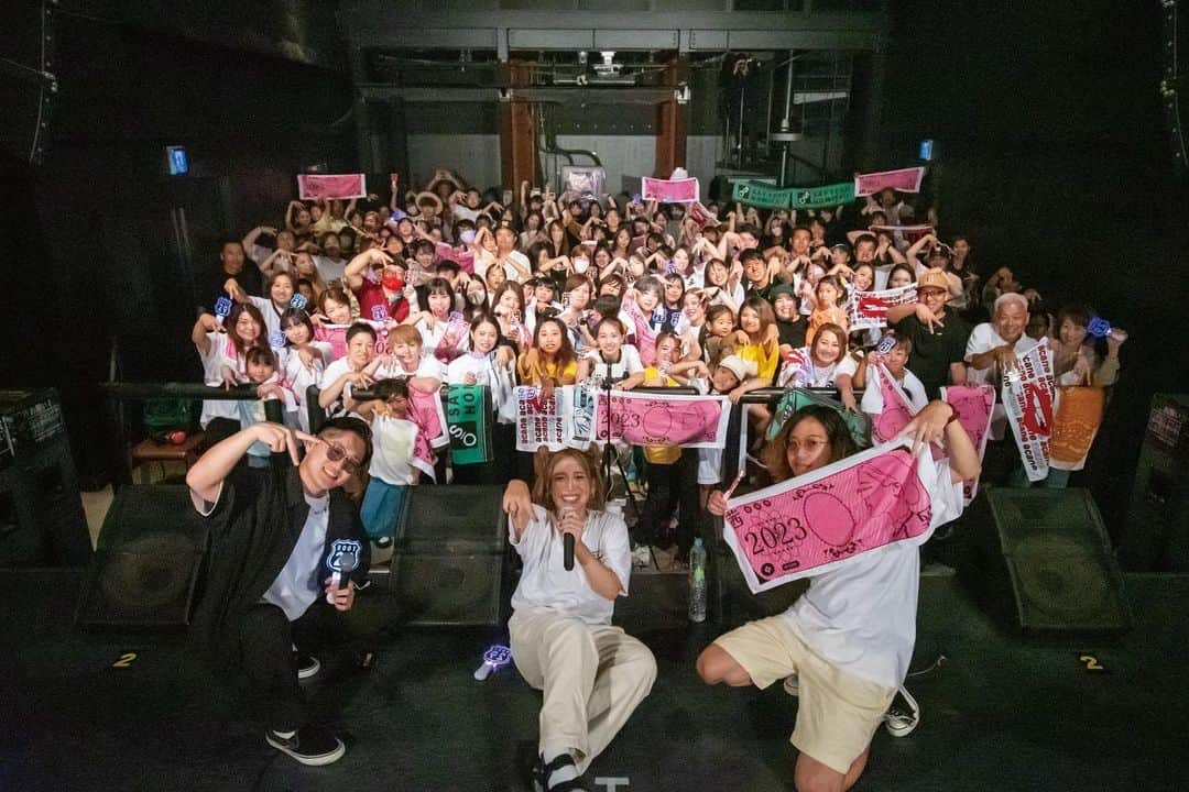 acaneさんのインスタグラム写真 - (acaneInstagram)「・ acane ONEMAN TOUR 2023 『ROOT 29〜大阪公演〜』 お越しくださった皆様、 関係者の皆様、 一緒にステージに立ってくれた リッキーと晴也も、 本当にありがとうございました！  なんかもうほんとにさ← 大阪って地元やったっけ？ って思ってます🥰笑  そのくらいアツくて大好きな場所🐙❤️ 楽しくて楽しくて仕方ありませんでした  早速大阪にはやく帰りたいです🥲笑 次の大阪は11/18、 路上ライブ行くけん会いにきてね🫶  そーーーのまえに！！ 9/2は名古屋公演、9/3は東京公演が待ってます  みんな遊びに来てねえええ🥳🫶  #2023年ツアーもあと2公演 #気合い入れていこー」8月29日 21時41分 - acane0129