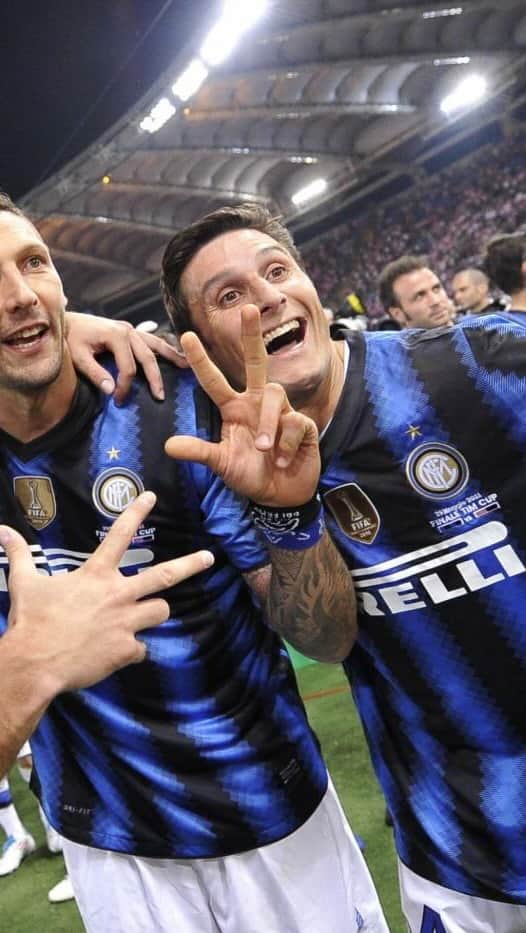 マルコ・マテラッツィのインスタグラム：「Il vostro ricordo più bello legato al Capitano @javierzanetti ?   #Mm23 #Inter #Nerazzurri」