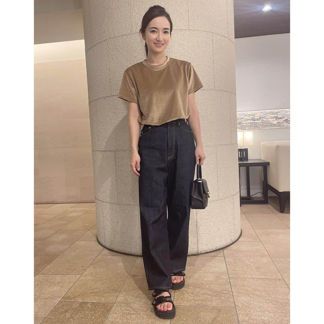 Mayuko Watanabe 渡辺真由子のインスタグラム：「先日のコーデ♡ @day_and_grade のベロアTシャツがお気に入り🎵 日本製のベロア生地で上品さがあり、光沢感もあるのでカジュアルになりすぎないのも良いです🥰💕  #dayandgrade #day_and_grade #デイグレ #デイアンドグレイド #dayandgrade #シンプルコーデ  #夏コーデ  #ママコーデ #ママファッション #男の子ママ #男の子兄弟 #男の子兄弟ママ #カジュアルコーデ#ママ #子育て中」