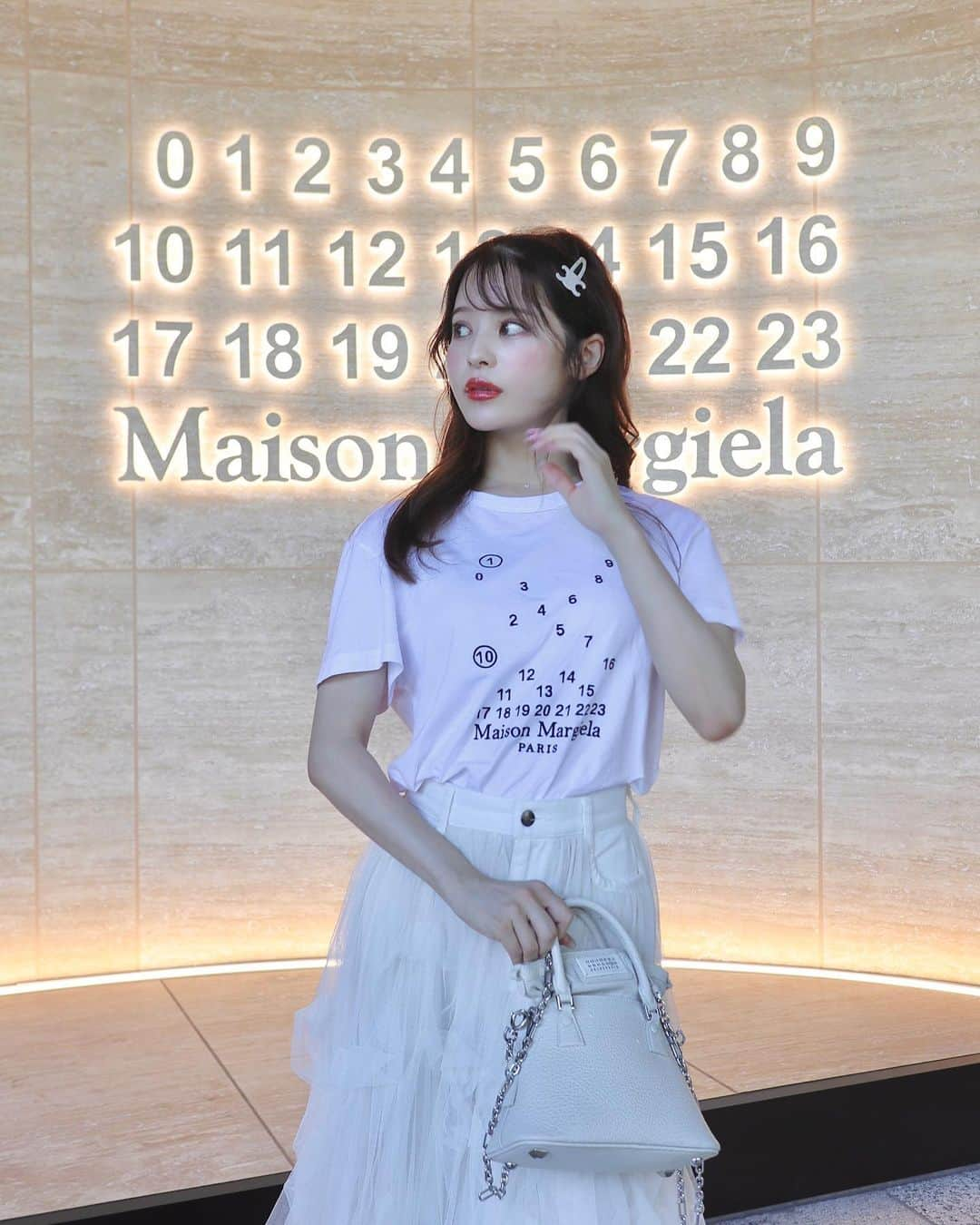 小沼瑞季のインスタグラム：「表参道のmaison margielaが GYREの1階に移転してオープン🩵 ⁡ Tシャツ買ったので着てきました✌️ ロゴはプリントじゃなく刺繍の方だよ🪡 ⁡ 5ACバッグはカジュアルな服にはもちろん 甘めの服にも合うので最近1番出番が多いかも！ 真っ白じゃなくてグレージュみたいな色なので 汚れも目立たなくてばしばし使いやすい🩶 ⁡ ⁡ tops,bag #maisonmargiela skirt #labelleetude shoes,hairpin #celine ⁡ ⁡ #メゾンマルジェラ #マルジェラ #5ac #5acbag #表参道 #ラベルエチュード #セリーヌ #オールホワイトコーデ #みいきコーデ」