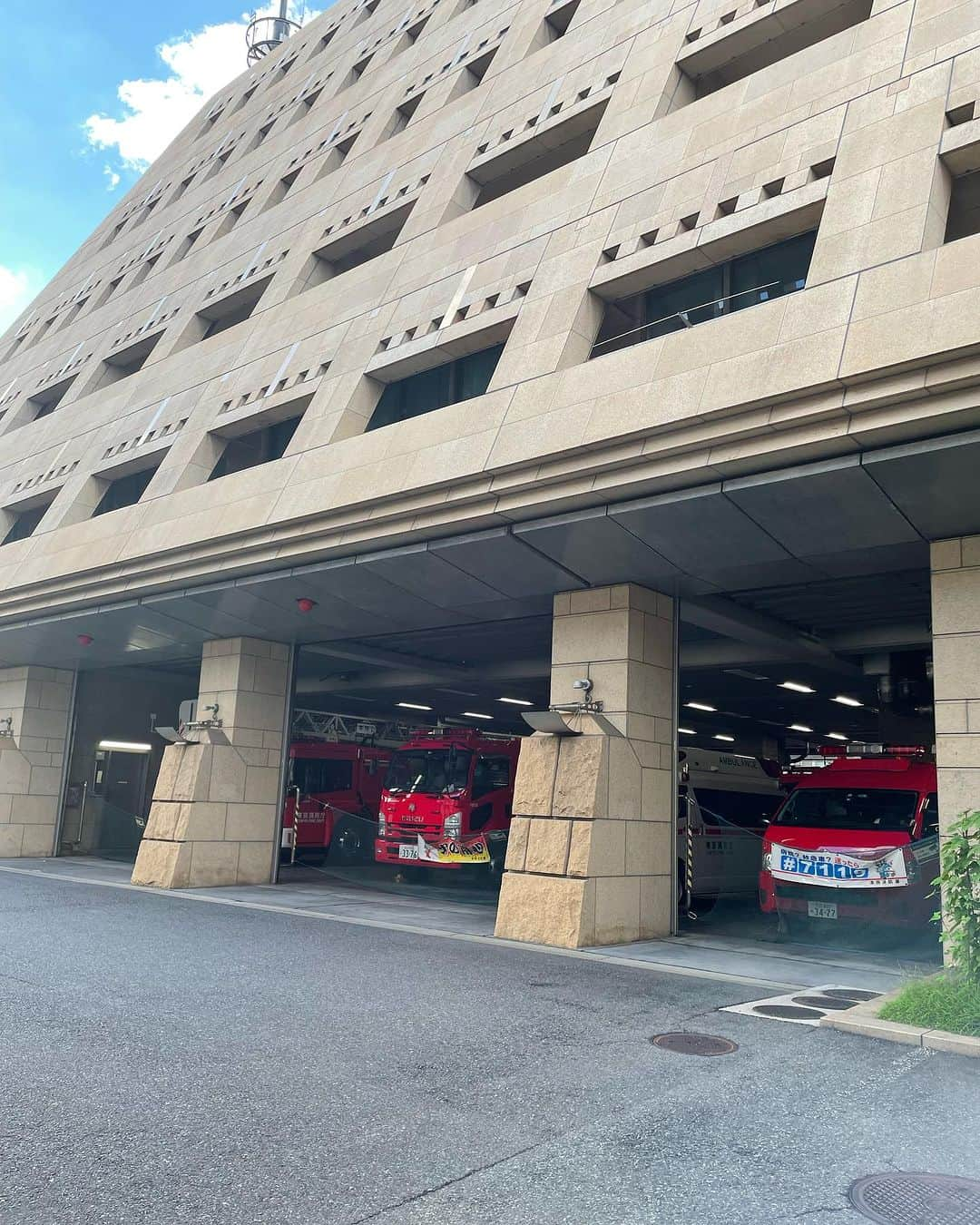 中川祐子さんのインスタグラム写真 - (中川祐子Instagram)「東京消防庁で天気と防災の授業の 講師をさせて頂きました〜☀️☁️☔️ . 親子で参加できる防災体験特別プログラムとして クイズ、実験、工作など内容盛りだくさんのお天気教室✨ . なんと定員200名を超える たくさんの方にご参加頂きました‼️ . こんな大人数の対面授業は久しぶりでドキドキしましたが、 みなさん積極的に手をあげて答えてくれたり、 実験にも興味津々で、 授業が終わったあとも色んな質問をしに集まってくれたり…🥹✨ 子供たちの素直な反応が可愛くて可愛くて😍😍 . この授業で子どもたちが 少しでもお天気や防災に興味を持ってくれたのなら めちゃくちゃ嬉しいな💕 . 今回も私の方がたくさんのパワーをもらいました✨✨ . 最高に楽しい時間を 本当にありがとうございました🥰 . #東京消防庁 #本署防災館 #消防庁 #防災館 #消防署 #お天気実験教室 #講師 #天気と防災 #防災授業 #子どもゆめ基金助成活動 #WCN #お天気キャスター #気象予報士 #親子で参加 #weatherseminar  #weatherforecaster #meteorologist #summerclass」8月29日 21時56分 - nakagawa.yuko