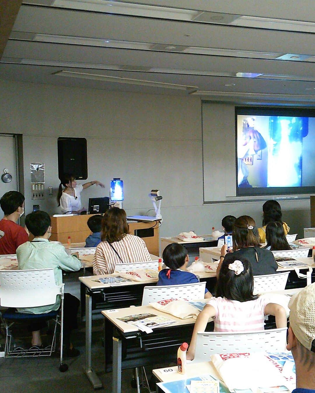 中川祐子さんのインスタグラム写真 - (中川祐子Instagram)「東京消防庁で天気と防災の授業の 講師をさせて頂きました〜☀️☁️☔️ . 親子で参加できる防災体験特別プログラムとして クイズ、実験、工作など内容盛りだくさんのお天気教室✨ . なんと定員200名を超える たくさんの方にご参加頂きました‼️ . こんな大人数の対面授業は久しぶりでドキドキしましたが、 みなさん積極的に手をあげて答えてくれたり、 実験にも興味津々で、 授業が終わったあとも色んな質問をしに集まってくれたり…🥹✨ 子供たちの素直な反応が可愛くて可愛くて😍😍 . この授業で子どもたちが 少しでもお天気や防災に興味を持ってくれたのなら めちゃくちゃ嬉しいな💕 . 今回も私の方がたくさんのパワーをもらいました✨✨ . 最高に楽しい時間を 本当にありがとうございました🥰 . #東京消防庁 #本署防災館 #消防庁 #防災館 #消防署 #お天気実験教室 #講師 #天気と防災 #防災授業 #子どもゆめ基金助成活動 #WCN #お天気キャスター #気象予報士 #親子で参加 #weatherseminar  #weatherforecaster #meteorologist #summerclass」8月29日 21時56分 - nakagawa.yuko