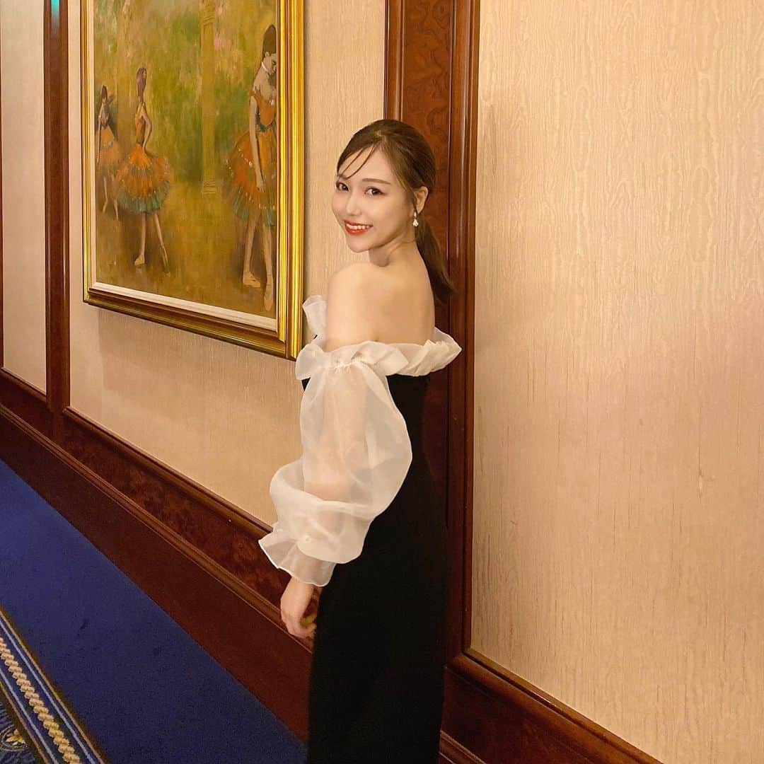 石川晶子（あきぽよ）さんのインスタグラム写真 - (石川晶子（あきぽよ）Instagram)「どこの？！て聞かれまくったドレスの詳細載せました👗  スレッズに商品ページのリンク🔗載せました🙋🤍 トップからすぐ飛べるからみてみてね  #ワンピースコーデ#結婚式コーデ #結婚式ヘアアレンジ #結婚式お呼ばれ #結婚式ドレス #結婚式ヘア #お呼ばれドレス #お呼ばれファッション #お呼ばれスタイル #お呼ばれヘアアレンジ#夏ワンピ#ワンピース #ドレス #プチプラ#プチプラコーディネート #プチプラドレス」8月29日 21時48分 - i_am____aki