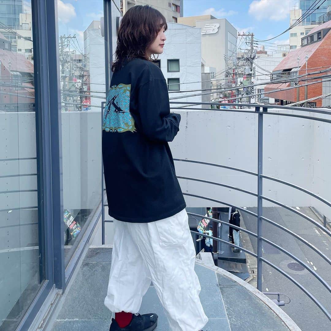 佐藤 渚のインスタグラム：「サーフィンしないけど買っちゃった♡ 可愛いロンT  秋はロンT祭りしたいんだあー！  #古着コーデ　#ロンtコーデ  #カジュアル　#大人カジュアル　#サーフィン女子  #cutup」