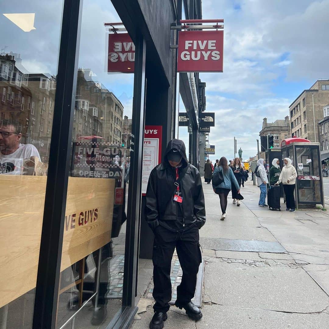 バロ のインスタグラム：「음........내가 알던 맛이네😅  그래도 야무지게 잘 먹었어요 ㅎㅎ  #fiveguys #edinburgh」