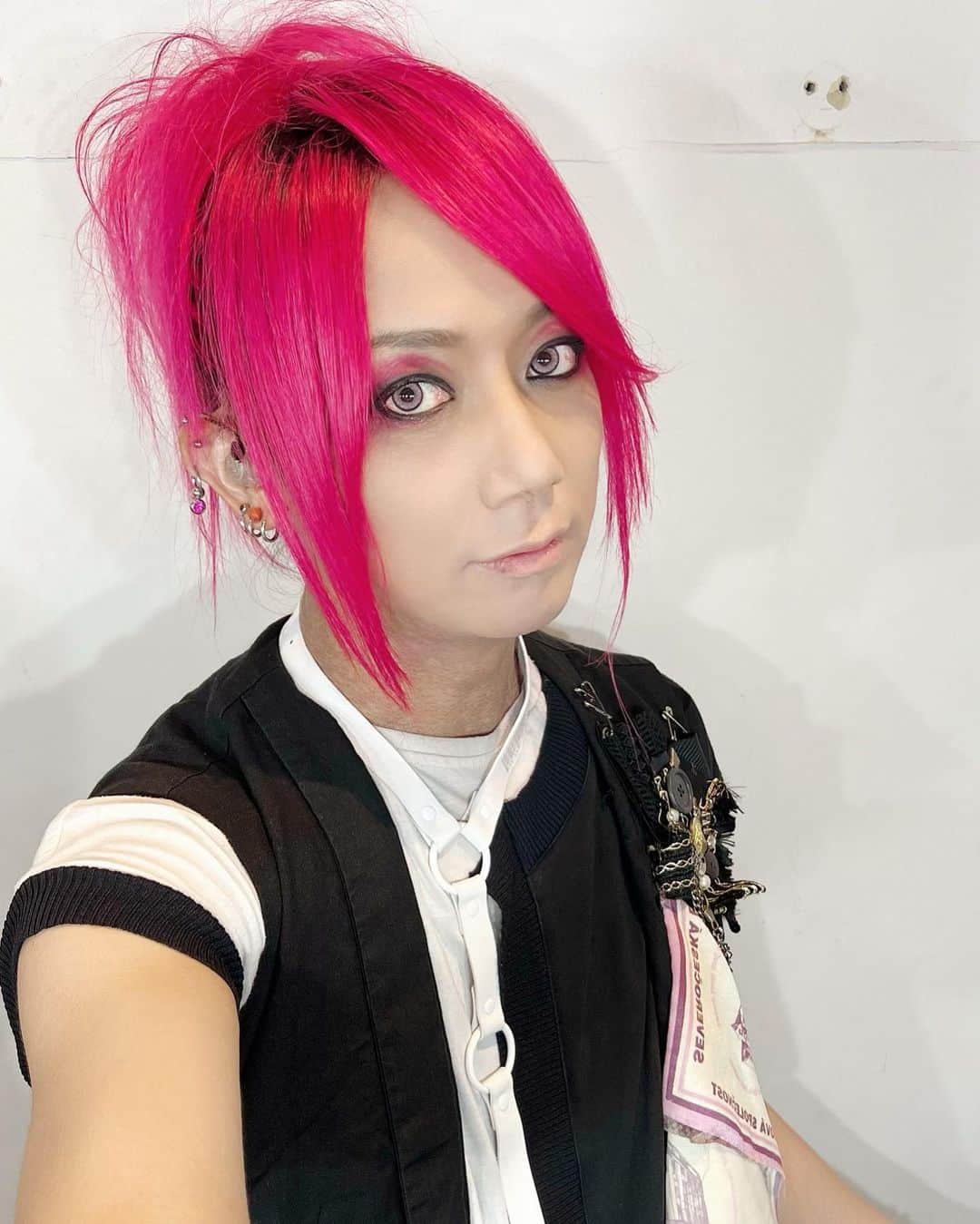 靖乃のインスタグラム：「本日は『ユメノツヅキ act.70』ありがとうございました🌟 めっちゃ楽しい一日やったけど、MCで告知担当やのにカミカミですみませんでした‼️🙇🏻🙇🏻🙇🏻 また明後日DESEOに出ます 今日は何人かと写真を撮れたのでリポストで追い掛けようと思いまーす✨  #靖乃 #ハイダンシークドロシー #淡路島 #ピン毛」